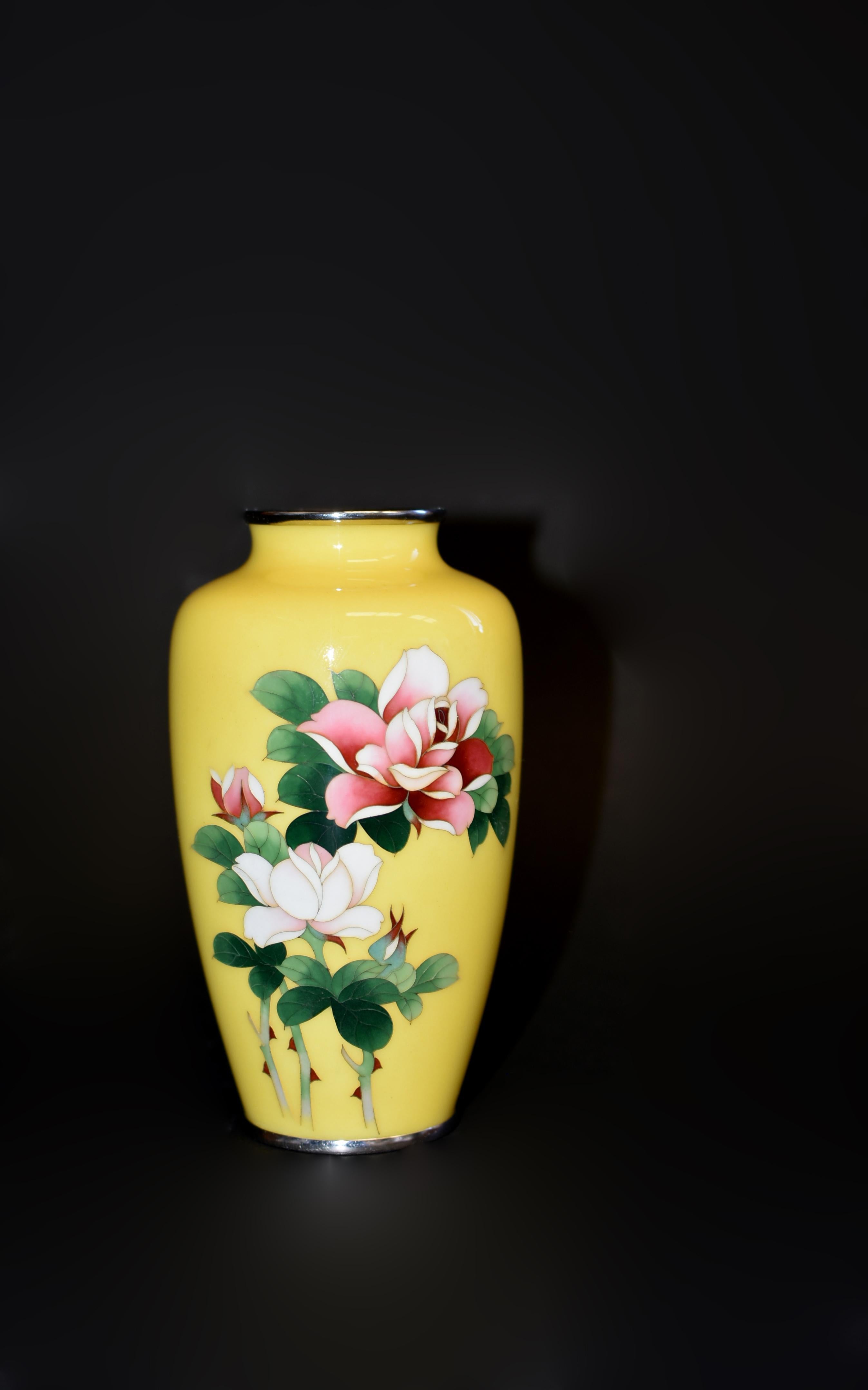 Signiert Ando Jubei Japanische Cloisonné Vase Imperial Gelb mit Rosen (20. Jahrhundert) im Angebot