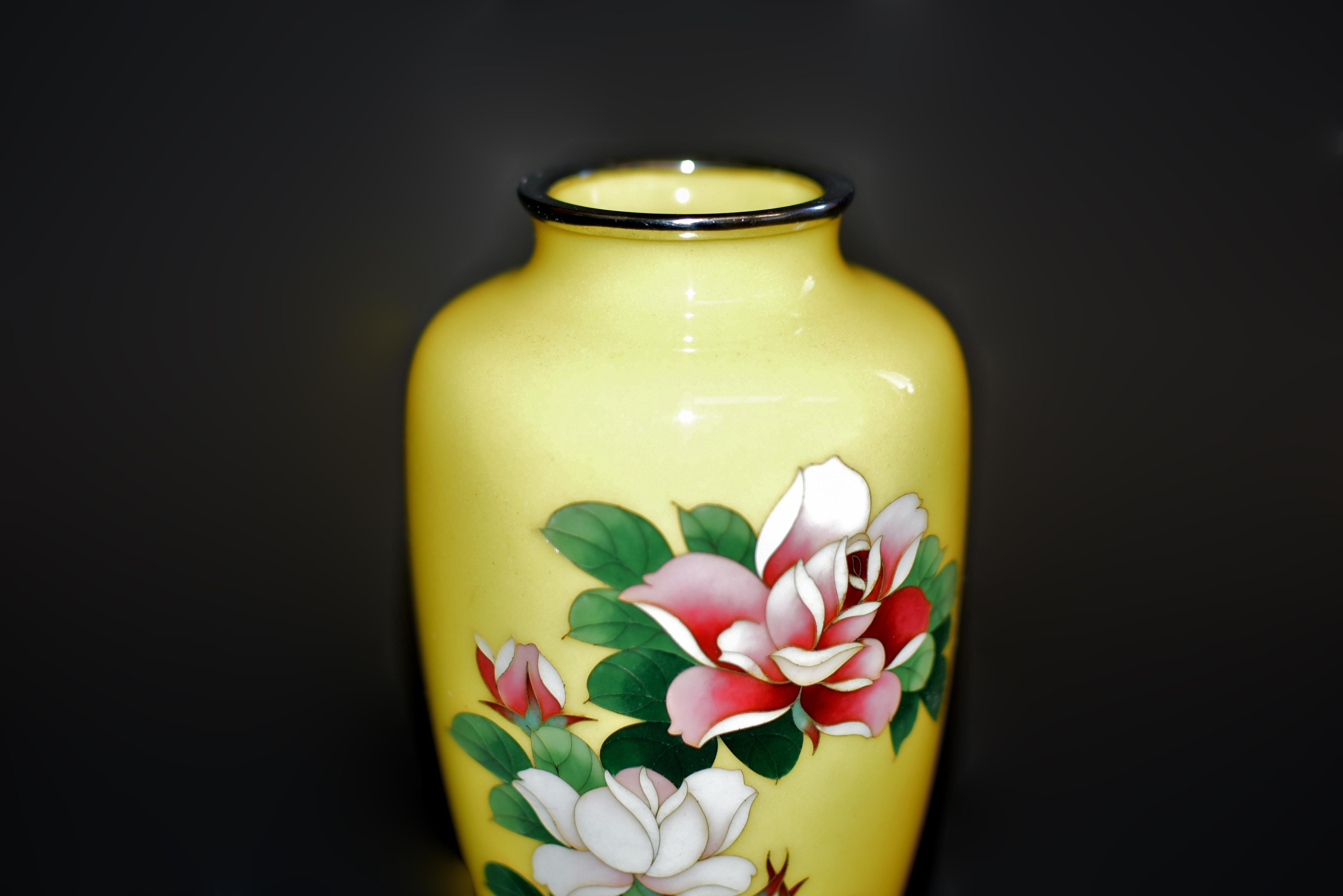 Signiert Ando Jubei Japanische Cloisonné Vase Imperial Gelb mit Rosen (Metall) im Angebot