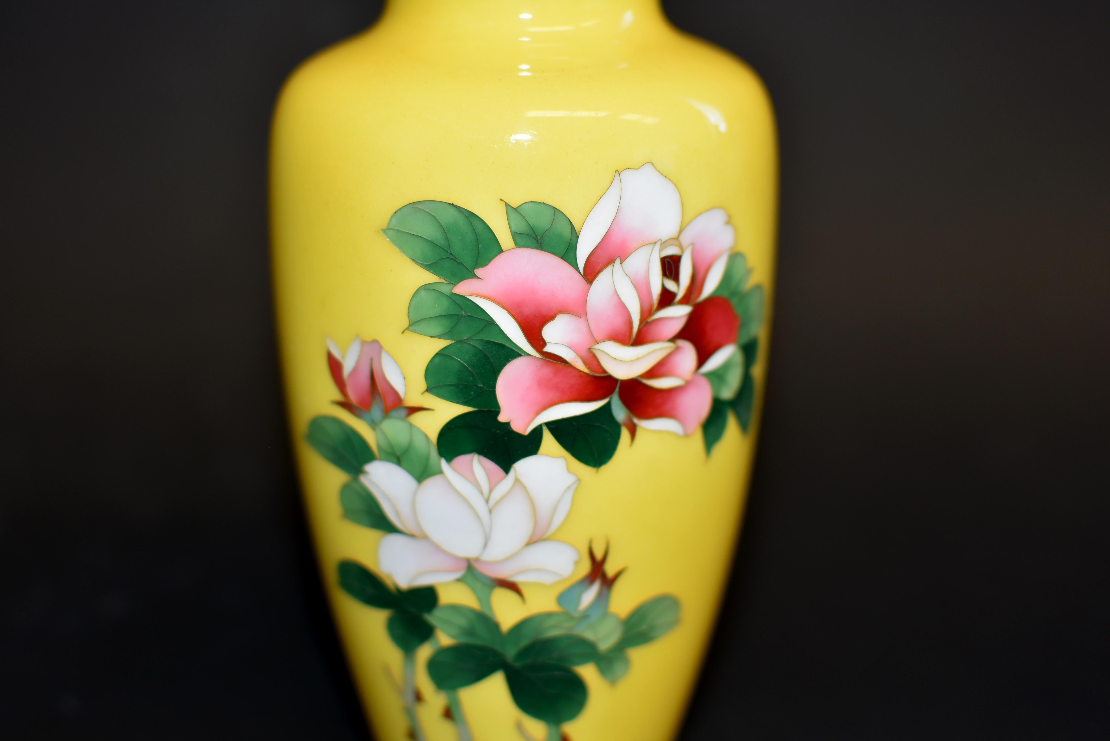 Signiert Ando Jubei Japanische Cloisonné Vase Imperial Gelb mit Rosen im Angebot 1