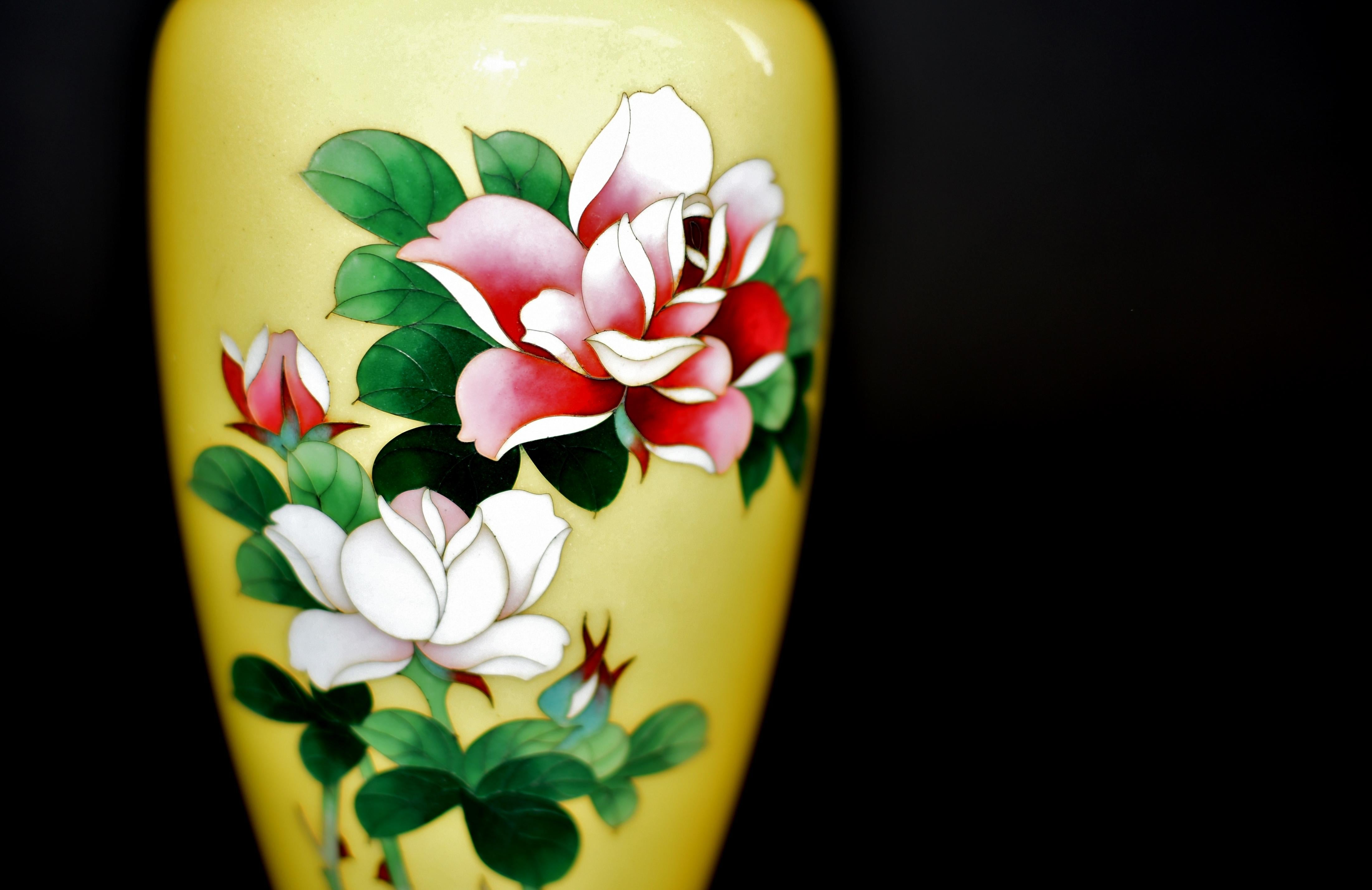 Signiert Ando Jubei Japanische Cloisonné Vase Imperial Gelb mit Rosen im Angebot 2