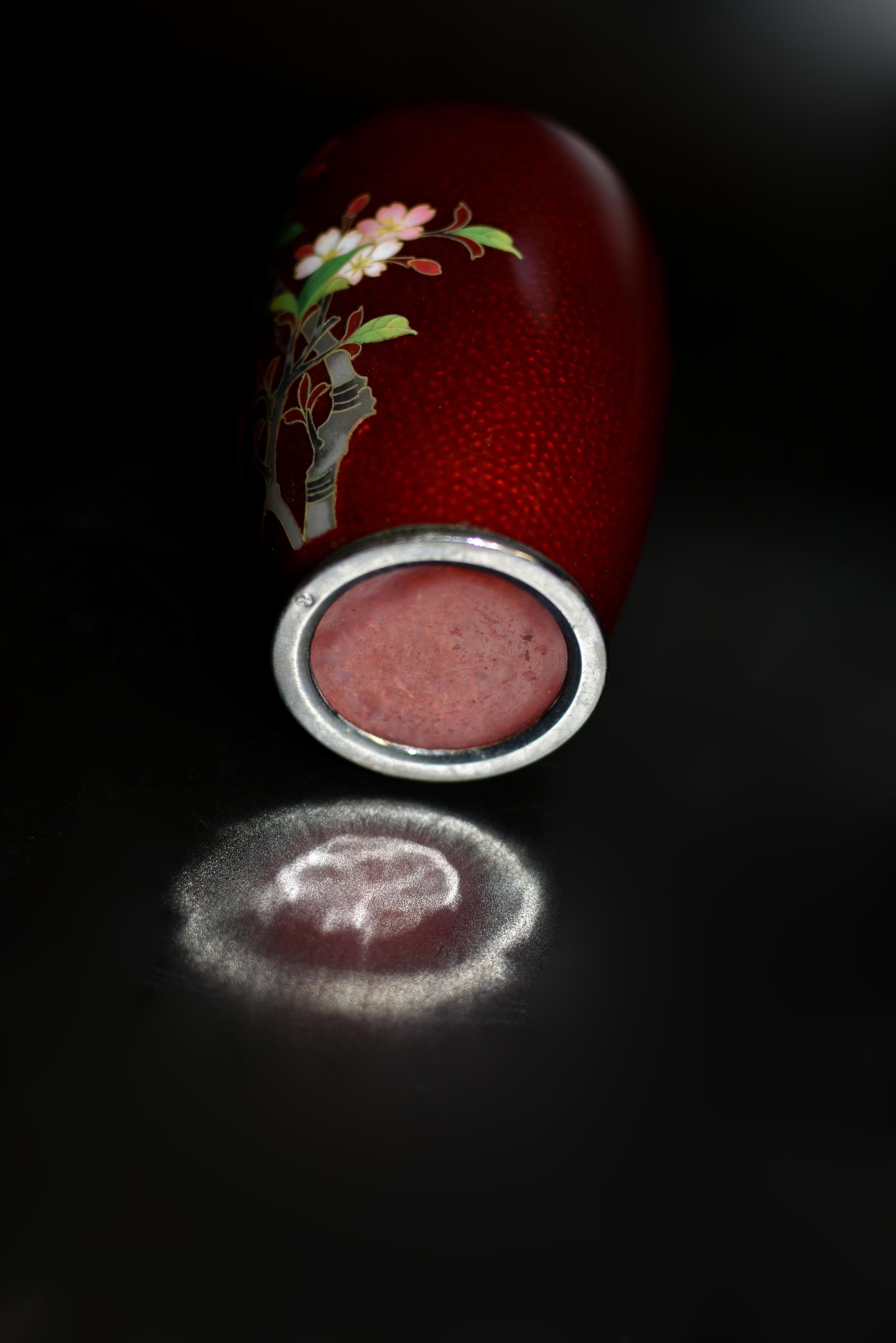 Vaso di cloisonne rosso giapponese firmato Ando Jubei Ginbari Fiori di ciliegio in vendita 3