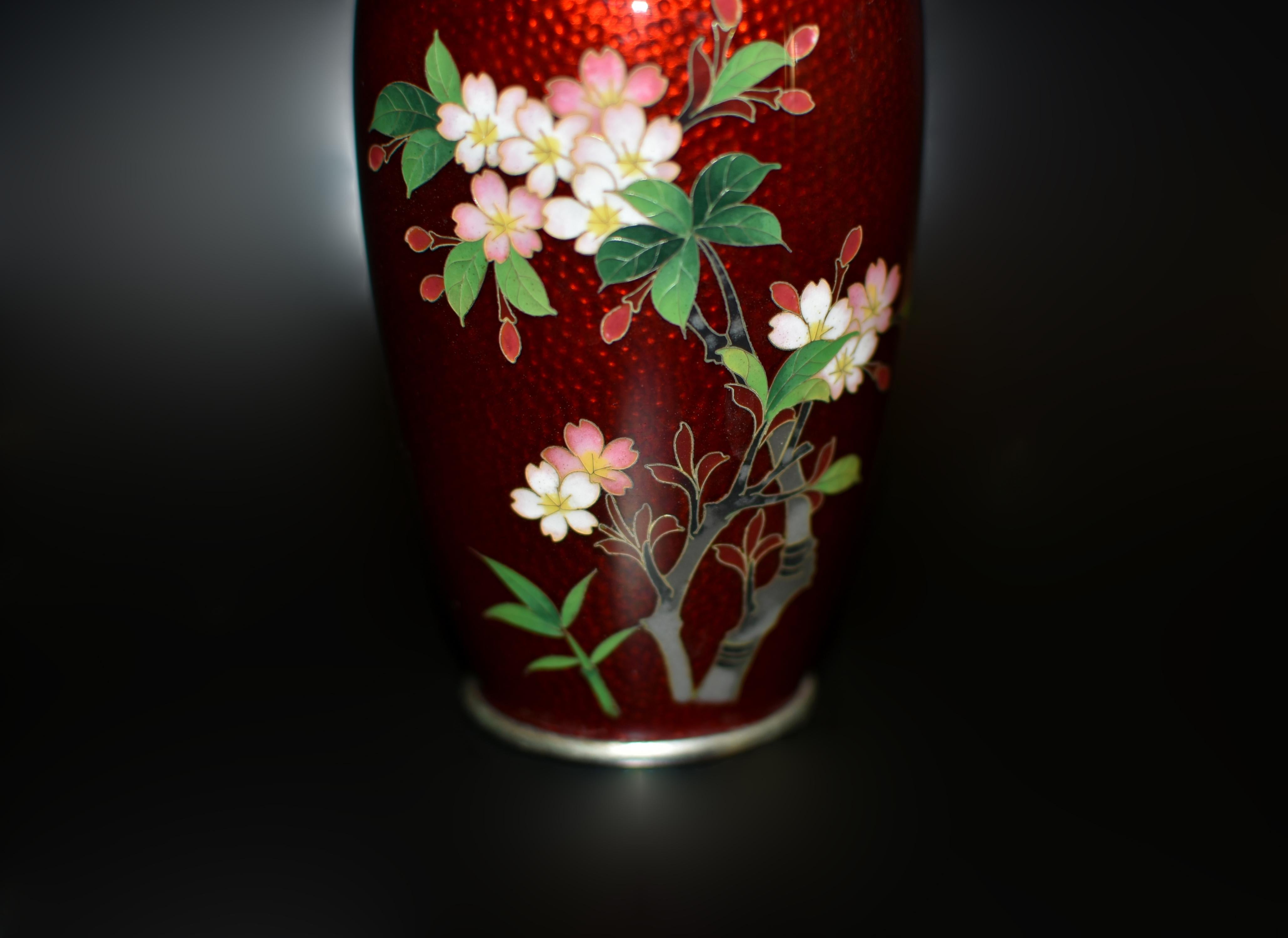 Giapponese Vaso di cloisonne rosso giapponese firmato Ando Jubei Ginbari Fiori di ciliegio in vendita