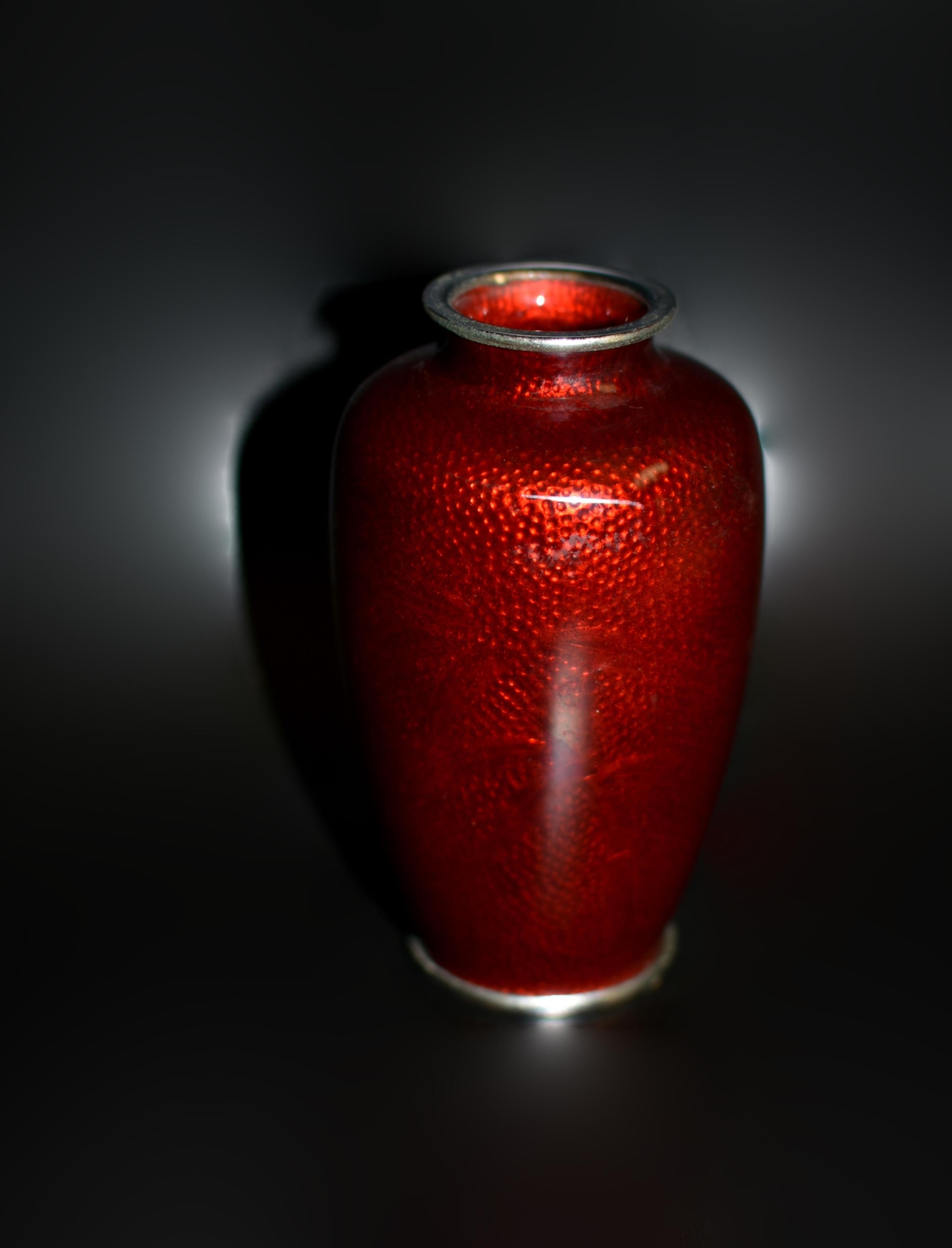 Vaso di cloisonne rosso giapponese firmato Ando Jubei Ginbari Fiori di ciliegio In condizioni buone in vendita a Somis, CA
