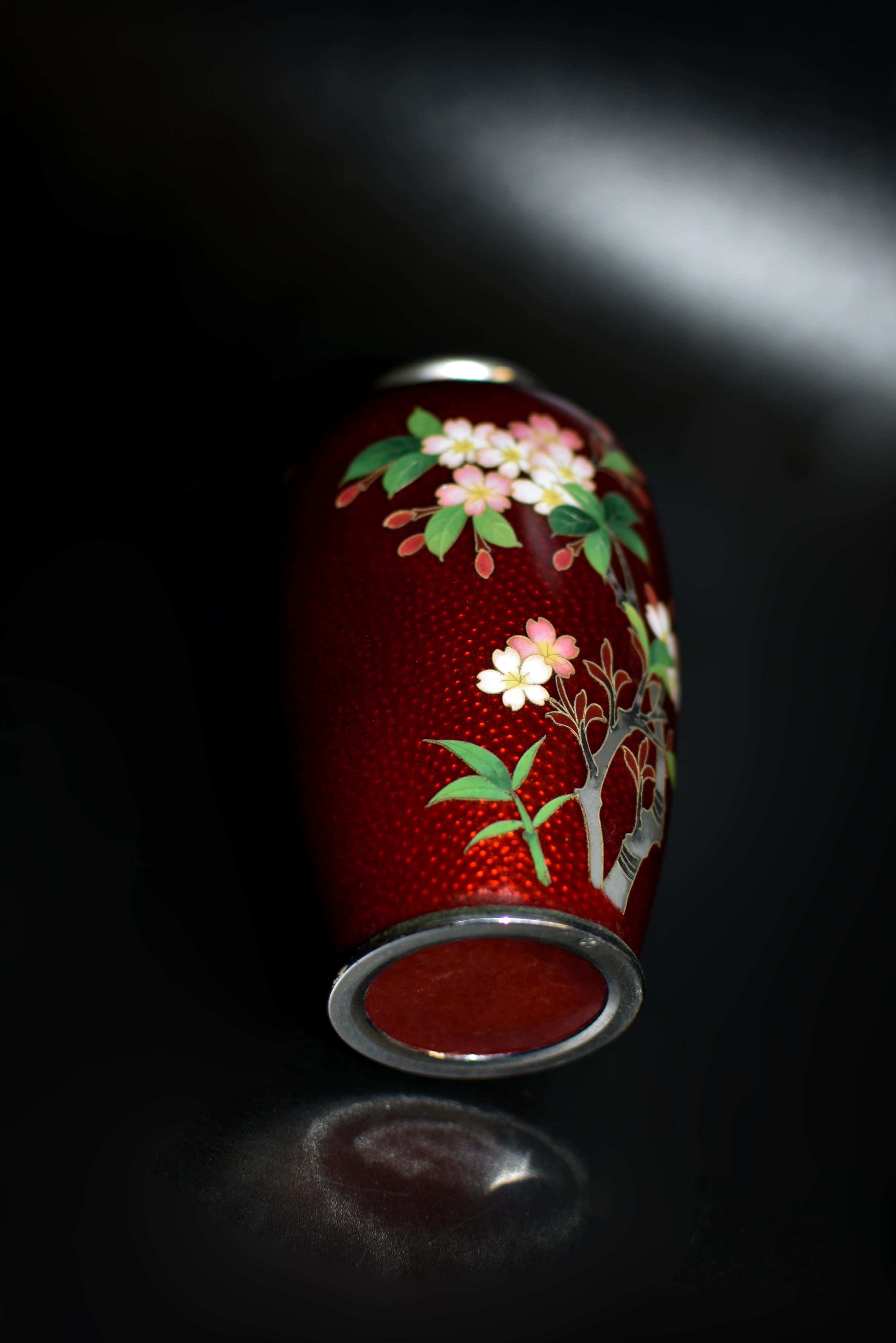 XX secolo Vaso di cloisonne rosso giapponese firmato Ando Jubei Ginbari Fiori di ciliegio in vendita