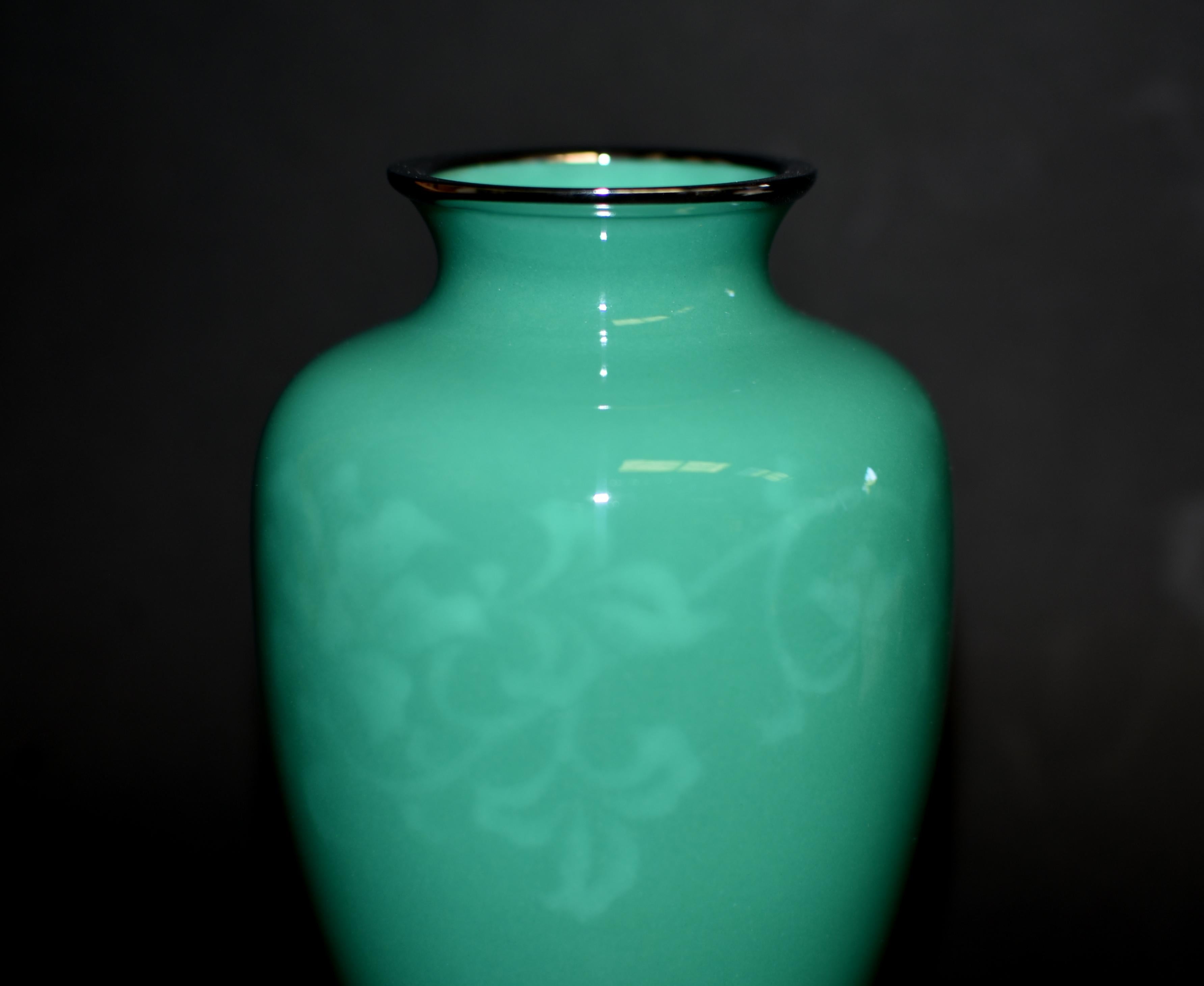 Un bellissimo vaso cloisonné senza fili di Ando Jubei in condizioni incontaminate, a forma di balaustro. Con il suo caratteristico smalto verde, raffigurante un intricato disegno arabesco di una vite di clematide in fiore sotto lo smalto. Rimuovendo