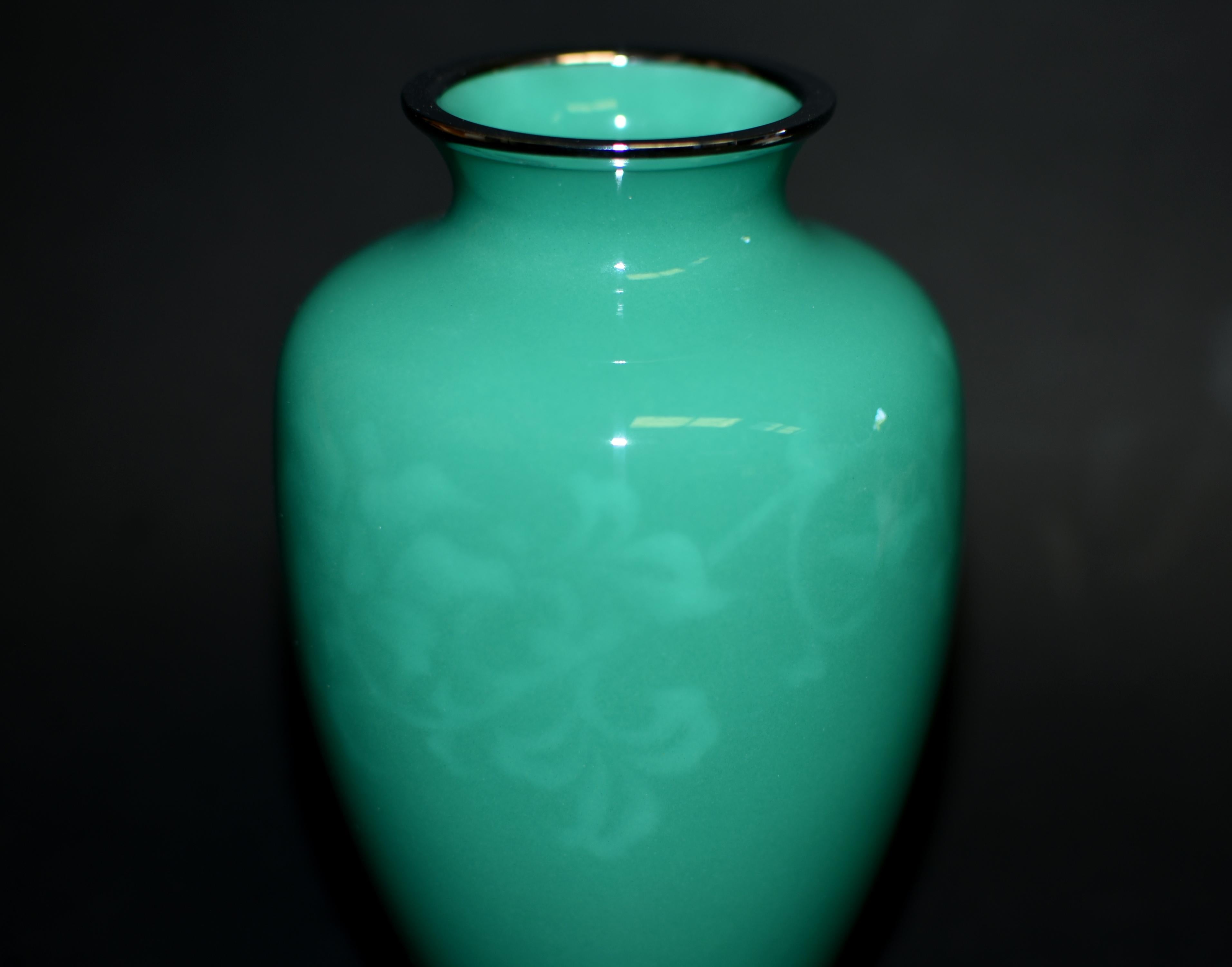 Vaso cloisonné a balaustro verde firmato Ando Jubei In condizioni ottime in vendita a Somis, CA