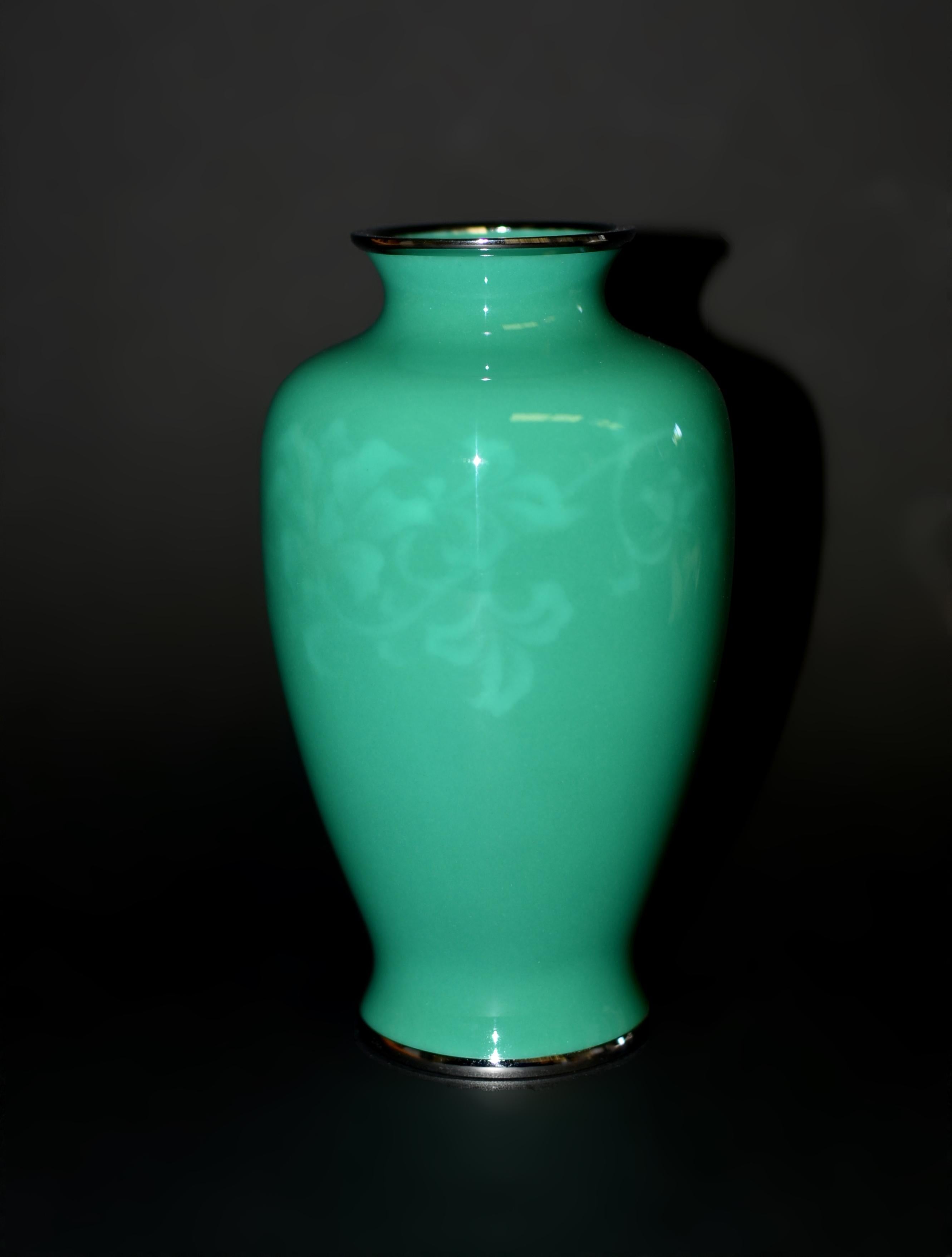 XX secolo Vaso cloisonné a balaustro verde firmato Ando Jubei in vendita