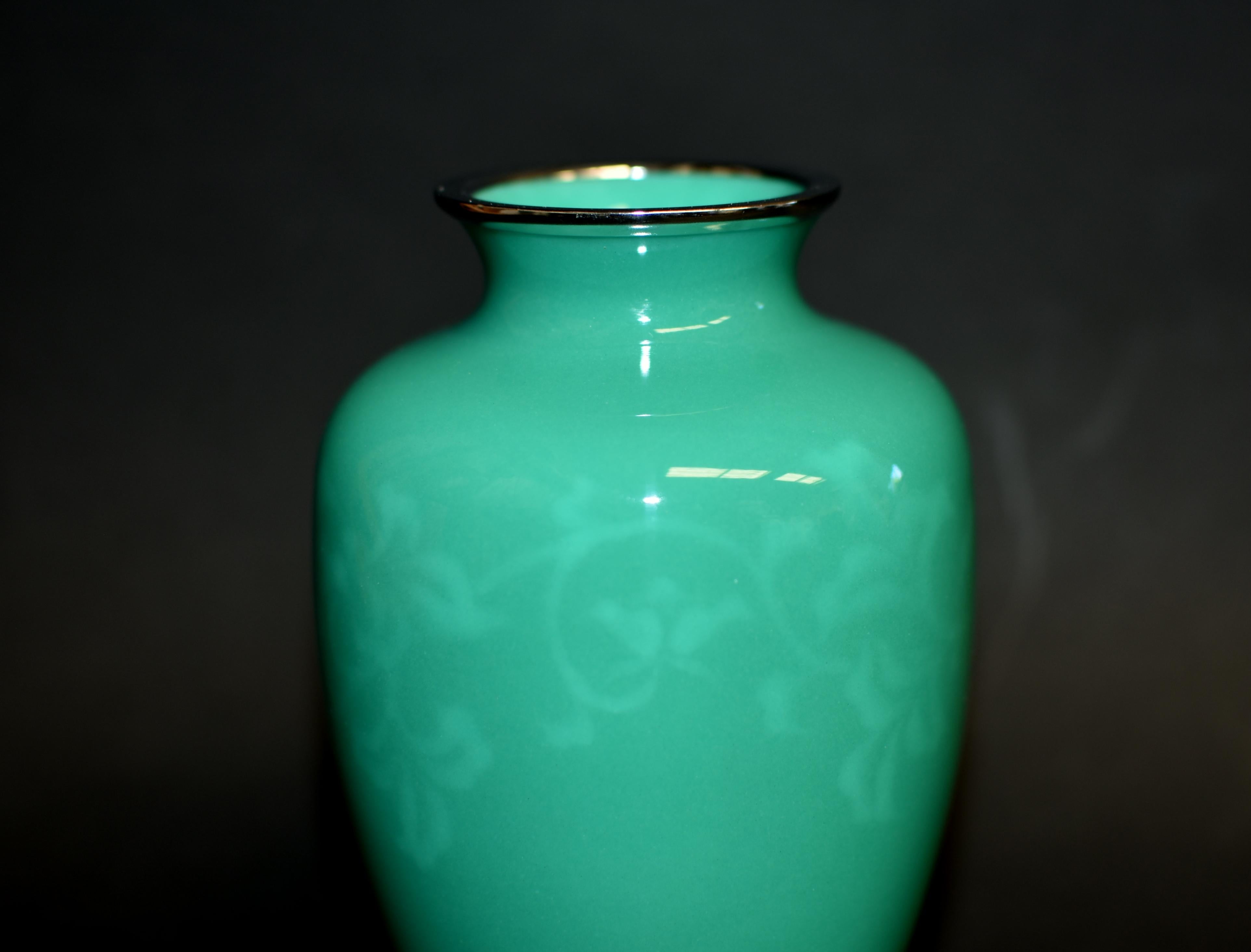 Smalto Vaso cloisonné a balaustro verde firmato Ando Jubei in vendita