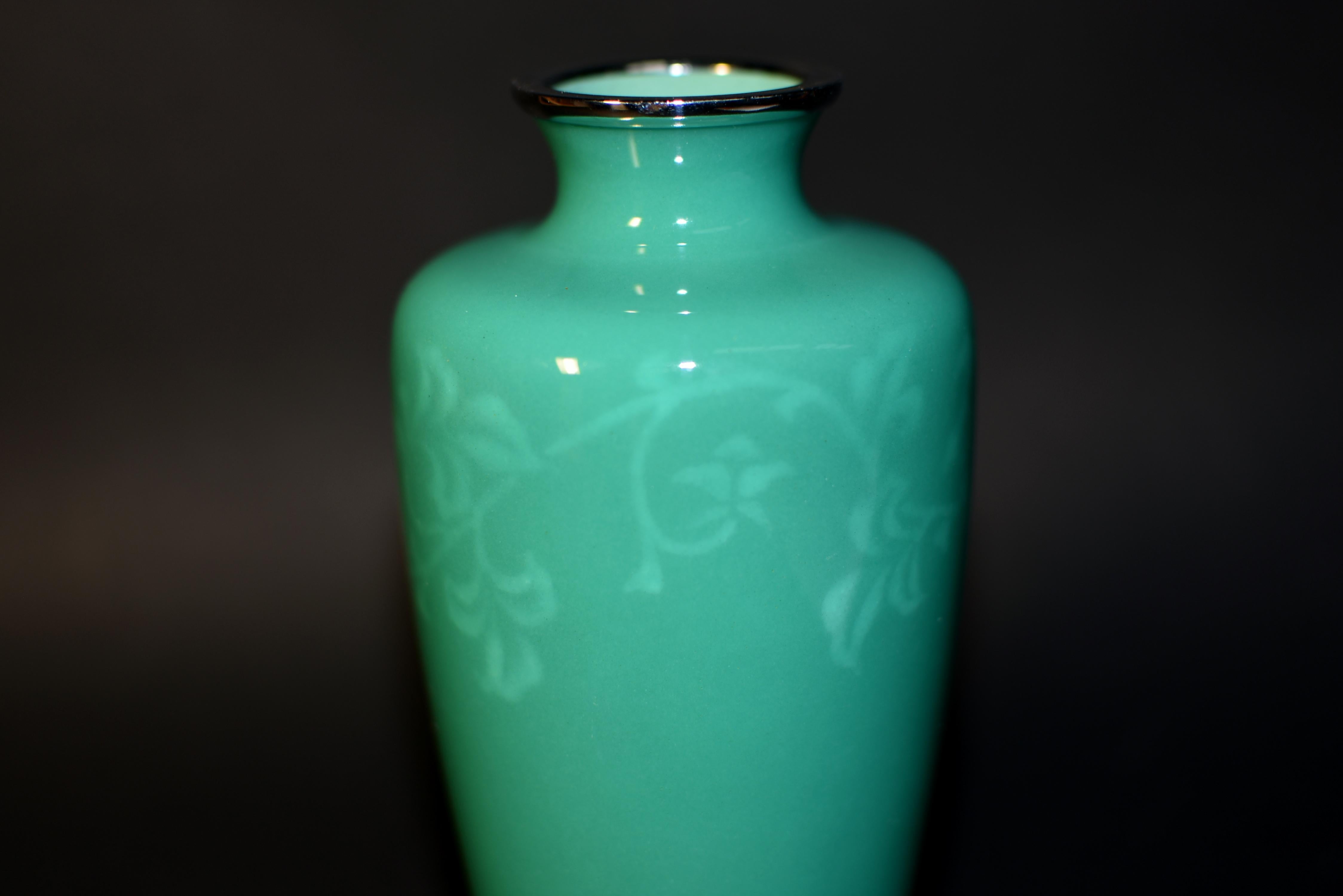 Signed Ando Jubei Japanese Green Cloisonné Vase Clematis  In Excellent Condition For Sale In Somis, CA