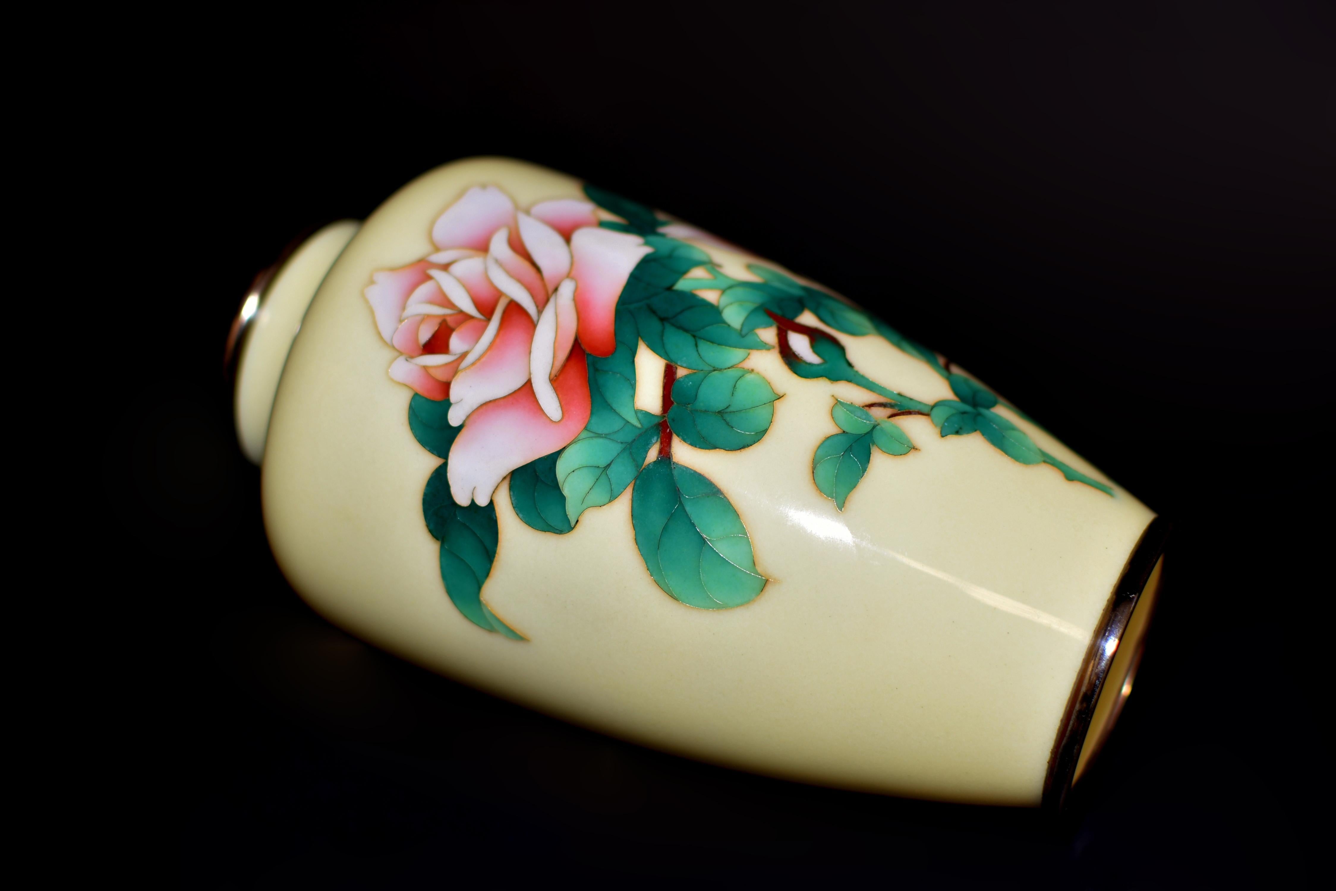Vase cloisonné japonais signé Ando Jubei jaune crème avec roses 7.5