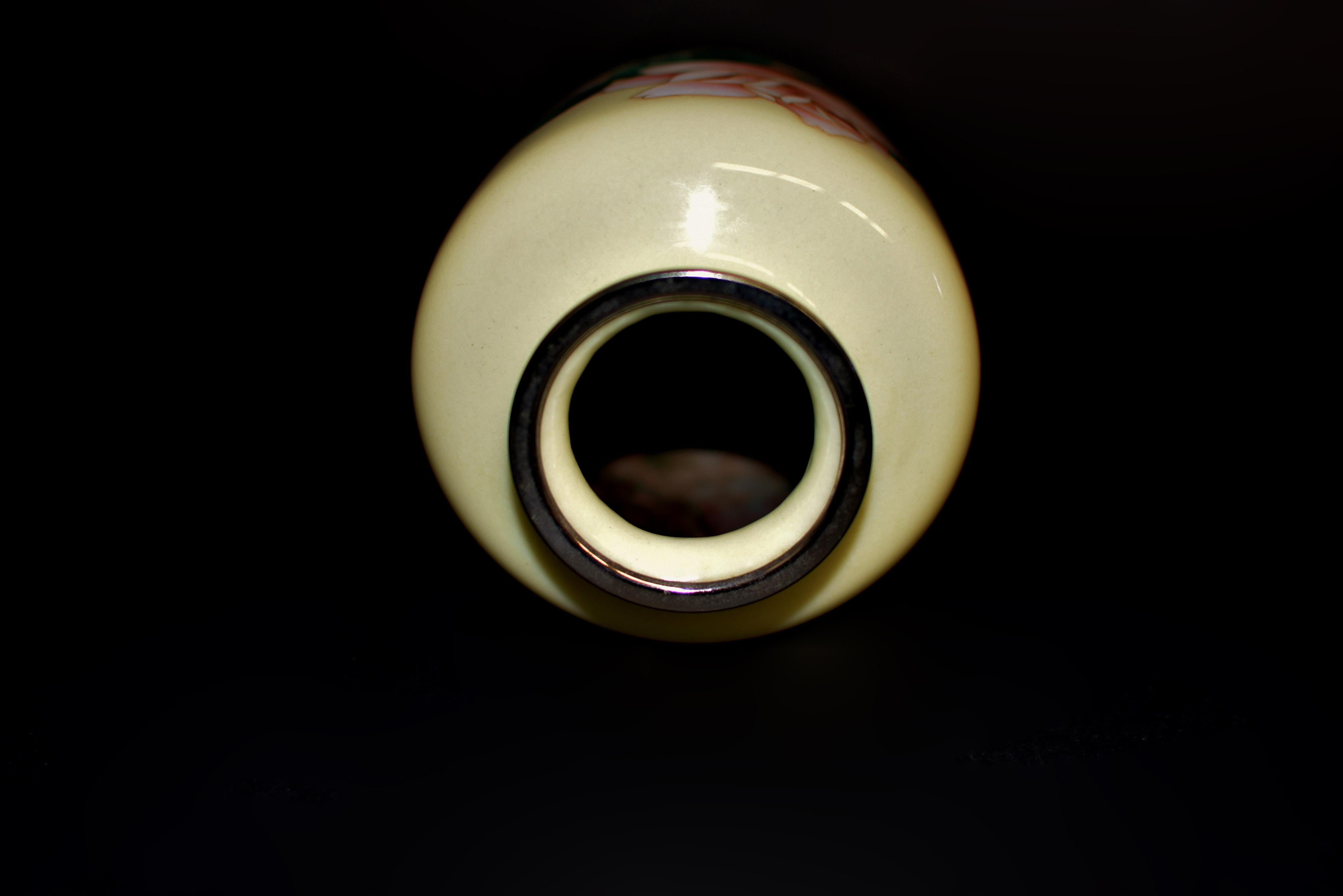 Vase cloisonné japonais signé Ando Jubei jaune crème avec roses 7.5