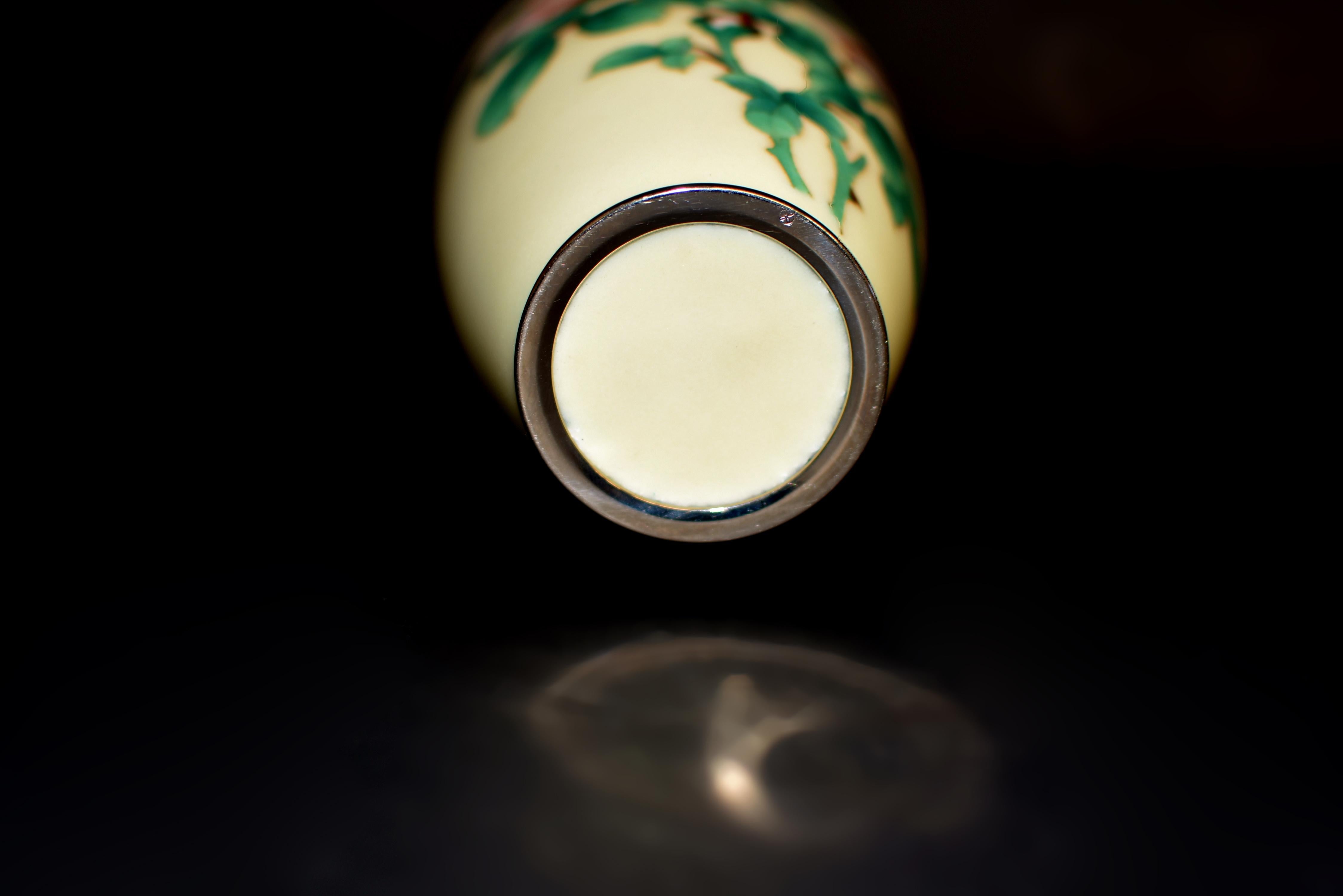 Vase cloisonné japonais signé Ando Jubei jaune crème avec roses 7.5