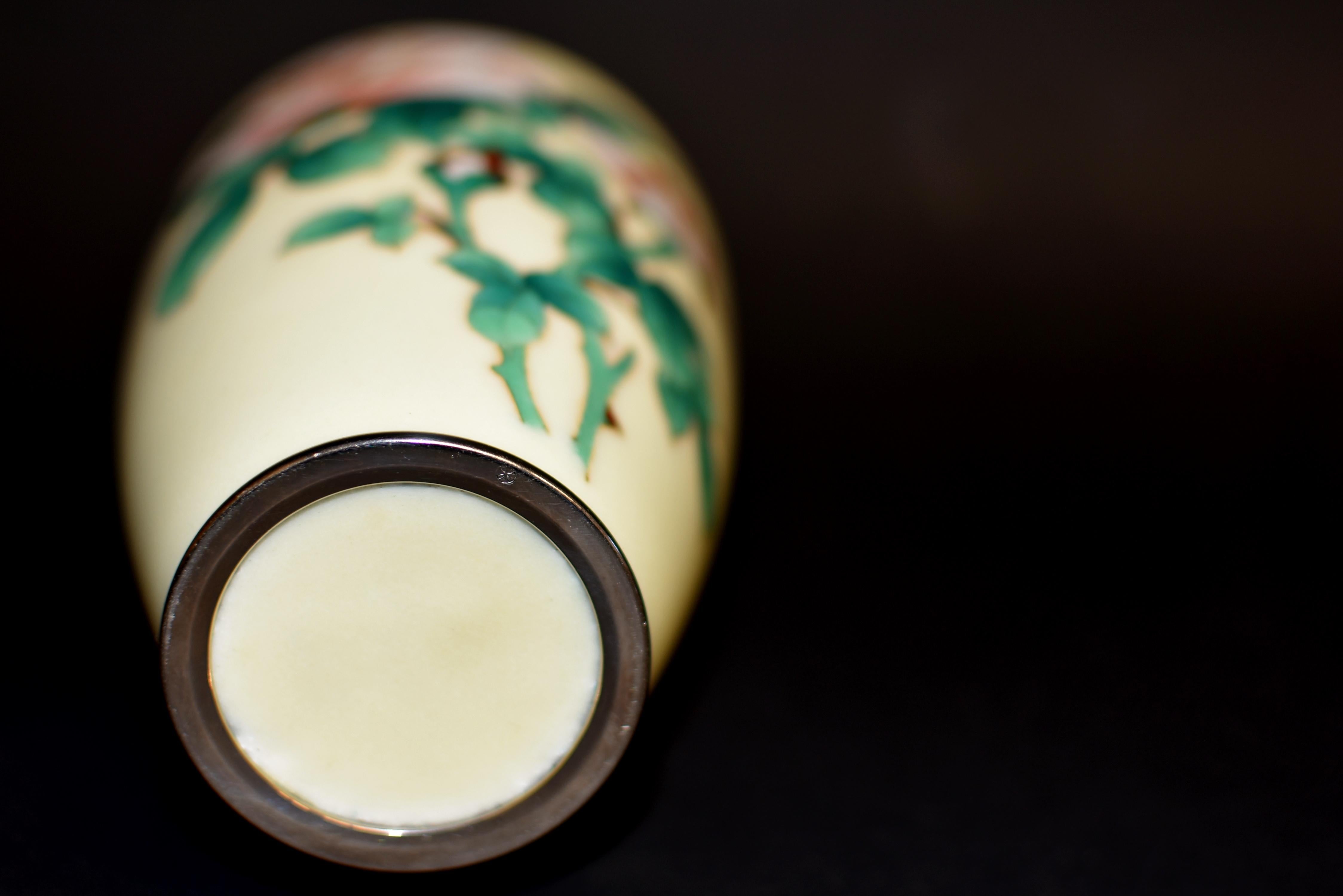 Vase cloisonné japonais signé Ando Jubei jaune crème avec roses 7.5