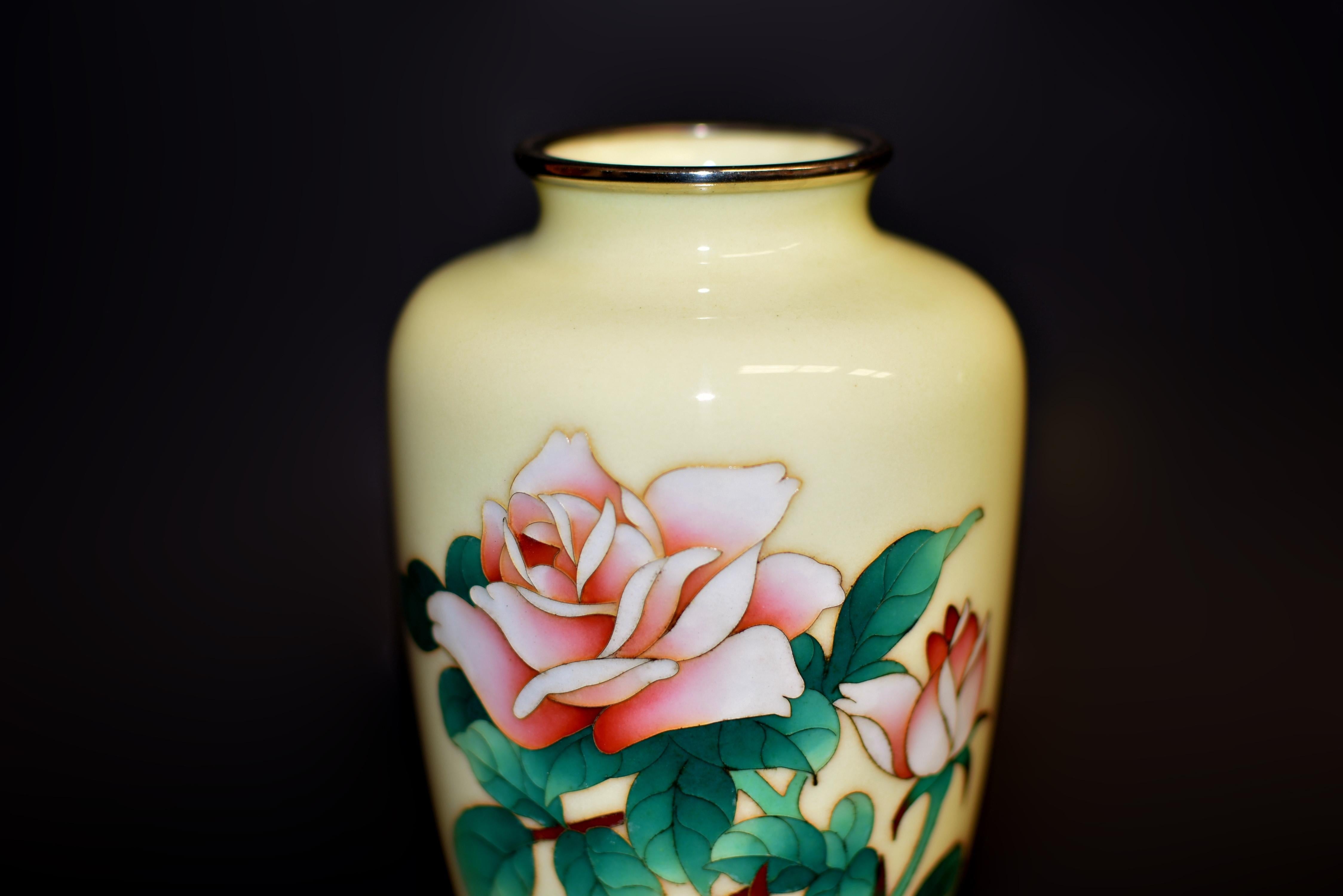 Japonais Vase cloisonné japonais signé Ando Jubei jaune crème avec roses 7.5