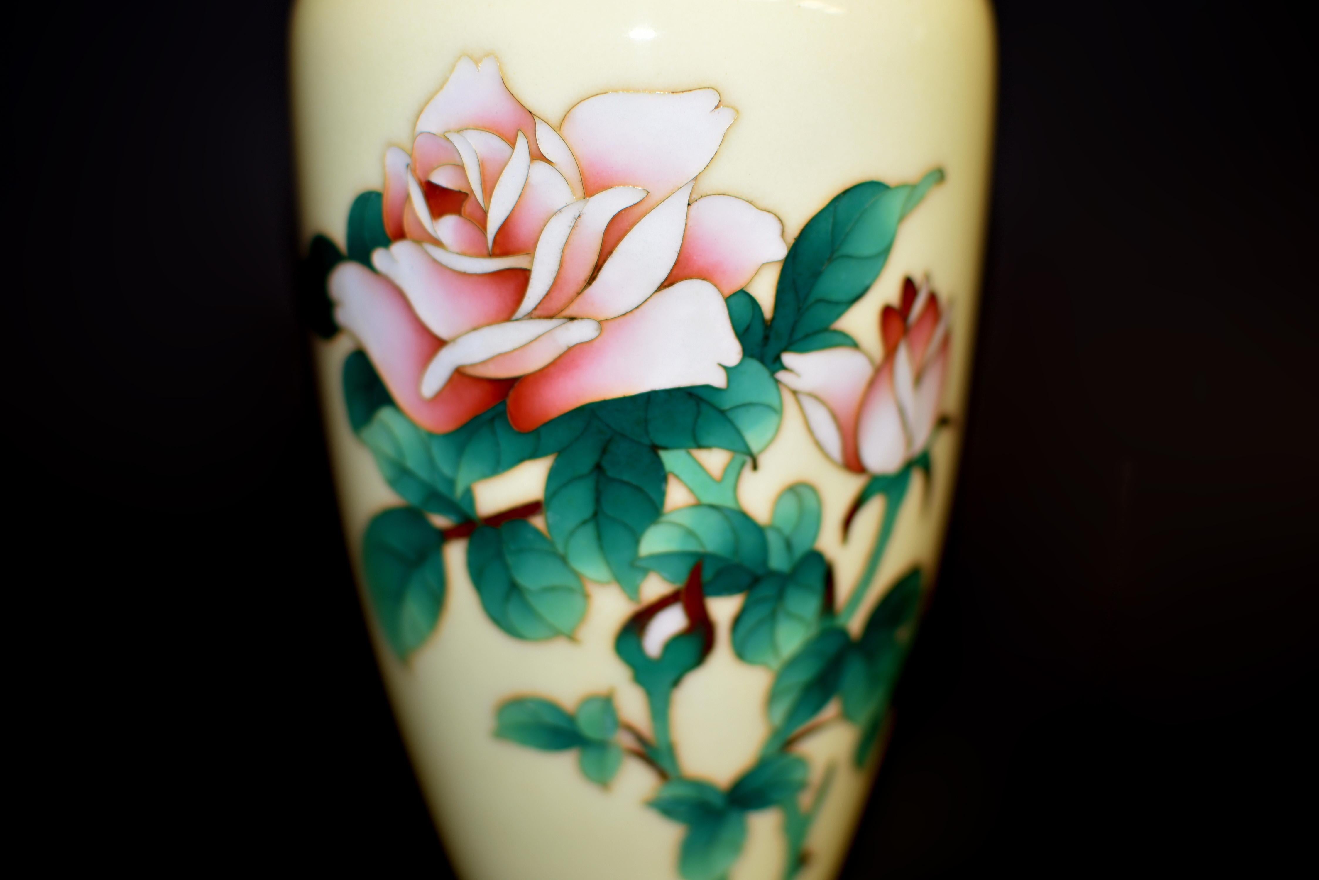 Cloisonné Vase cloisonné japonais signé Ando Jubei jaune crème avec roses 7.5