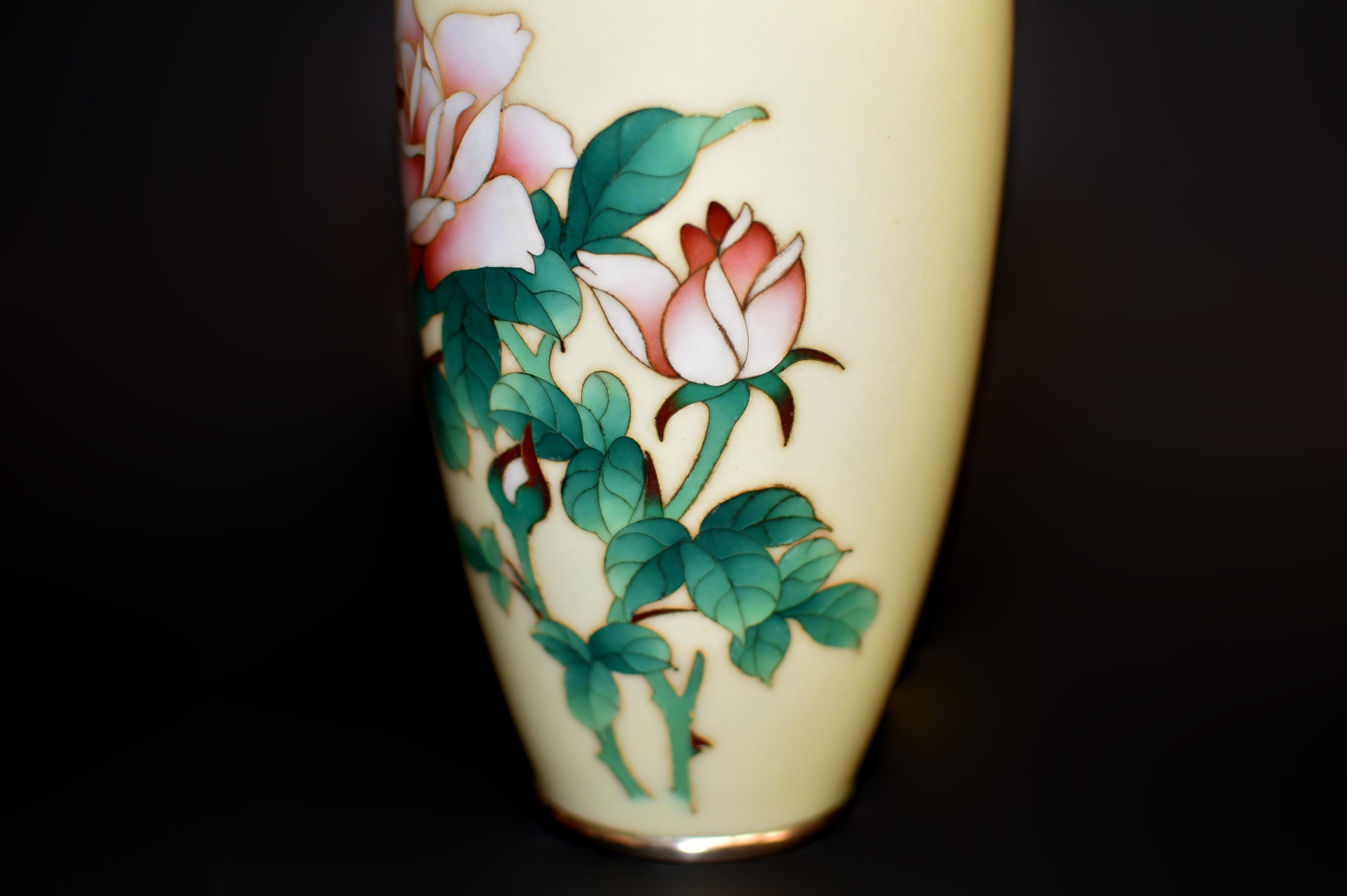 Vase cloisonné japonais signé Ando Jubei jaune crème avec roses 7.5