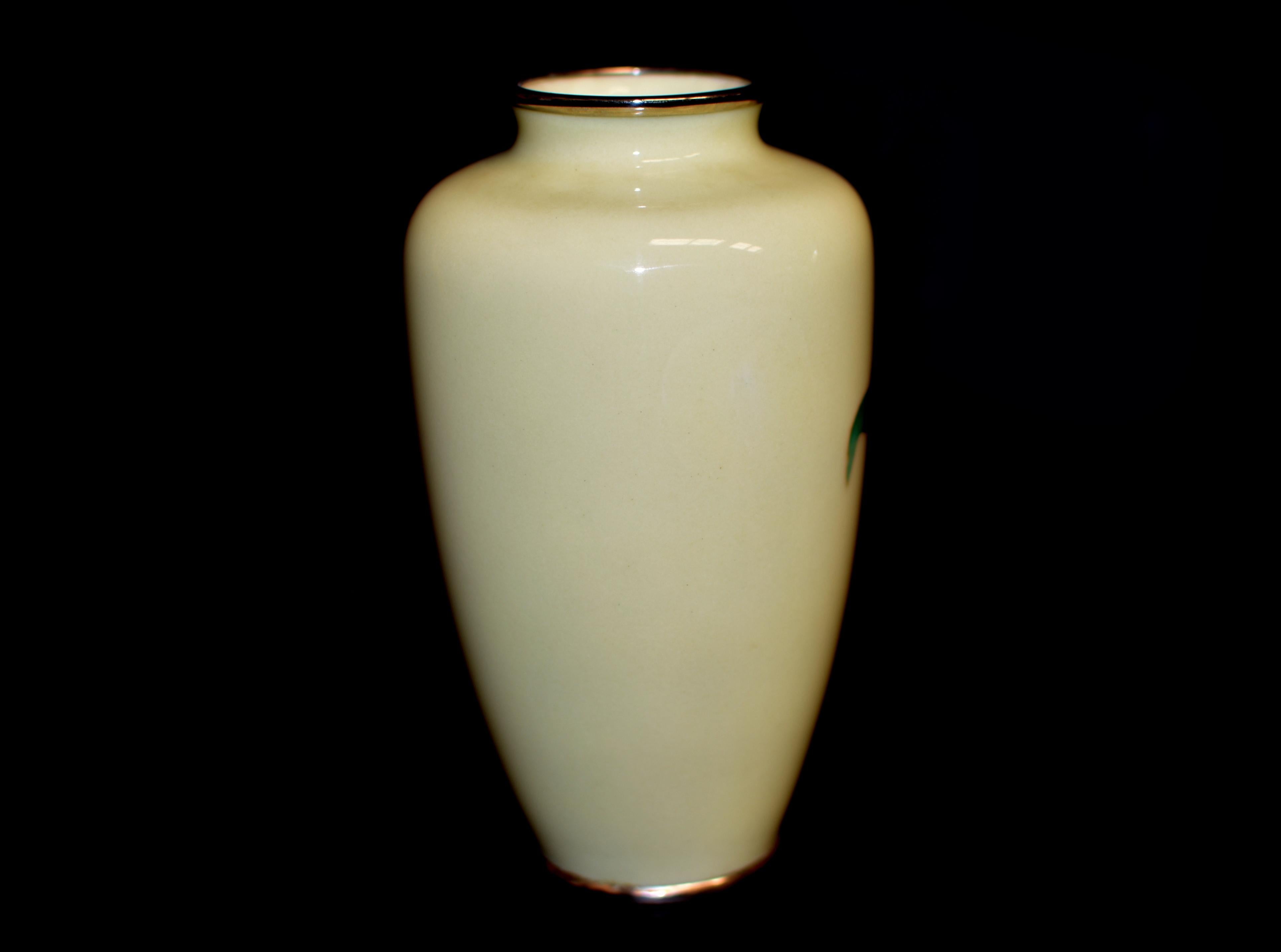 20ième siècle Vase cloisonné japonais signé Ando Jubei jaune crème avec roses 7.5