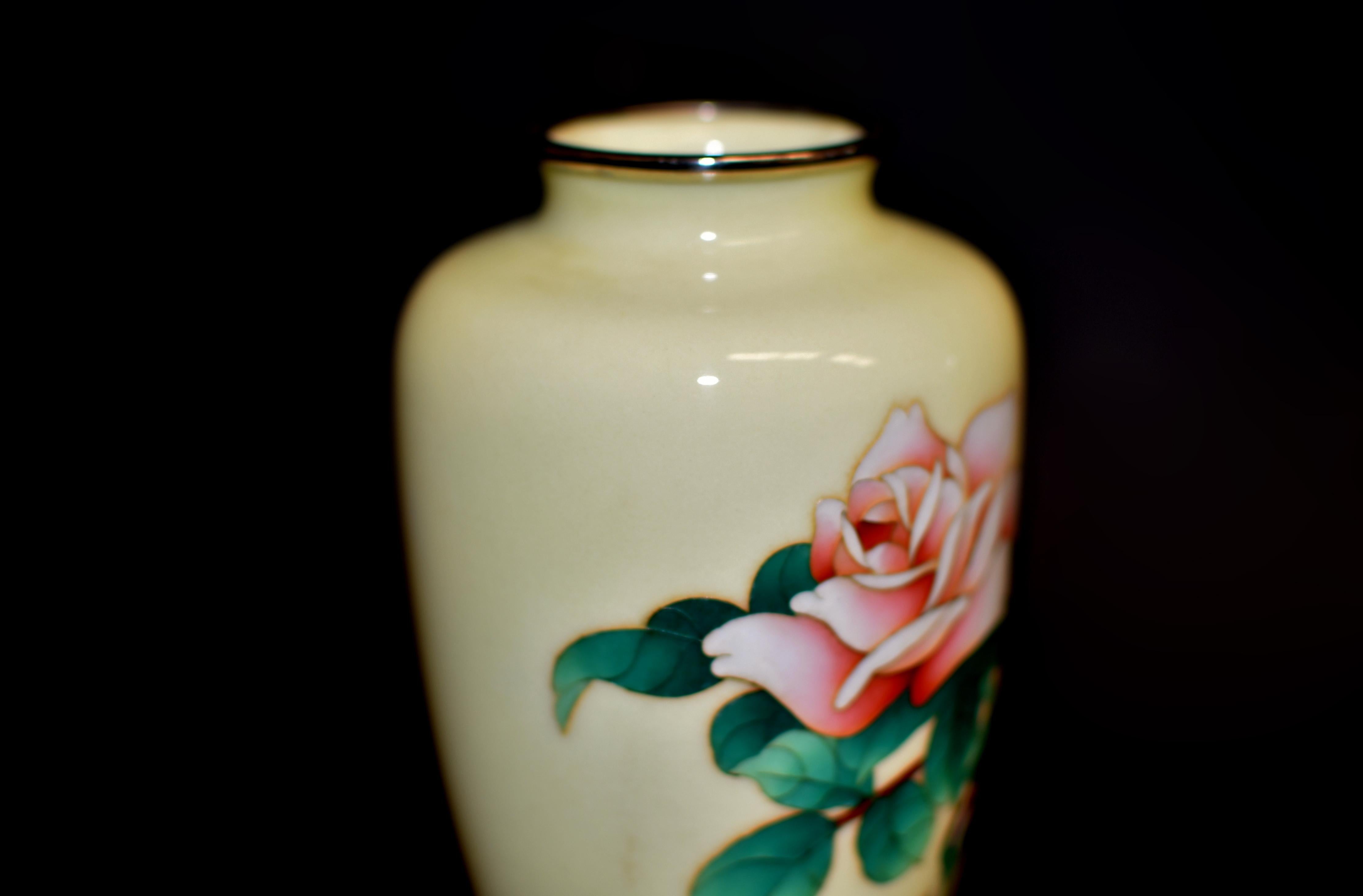 Métal Vase cloisonné japonais signé Ando Jubei jaune crème avec roses 7.5