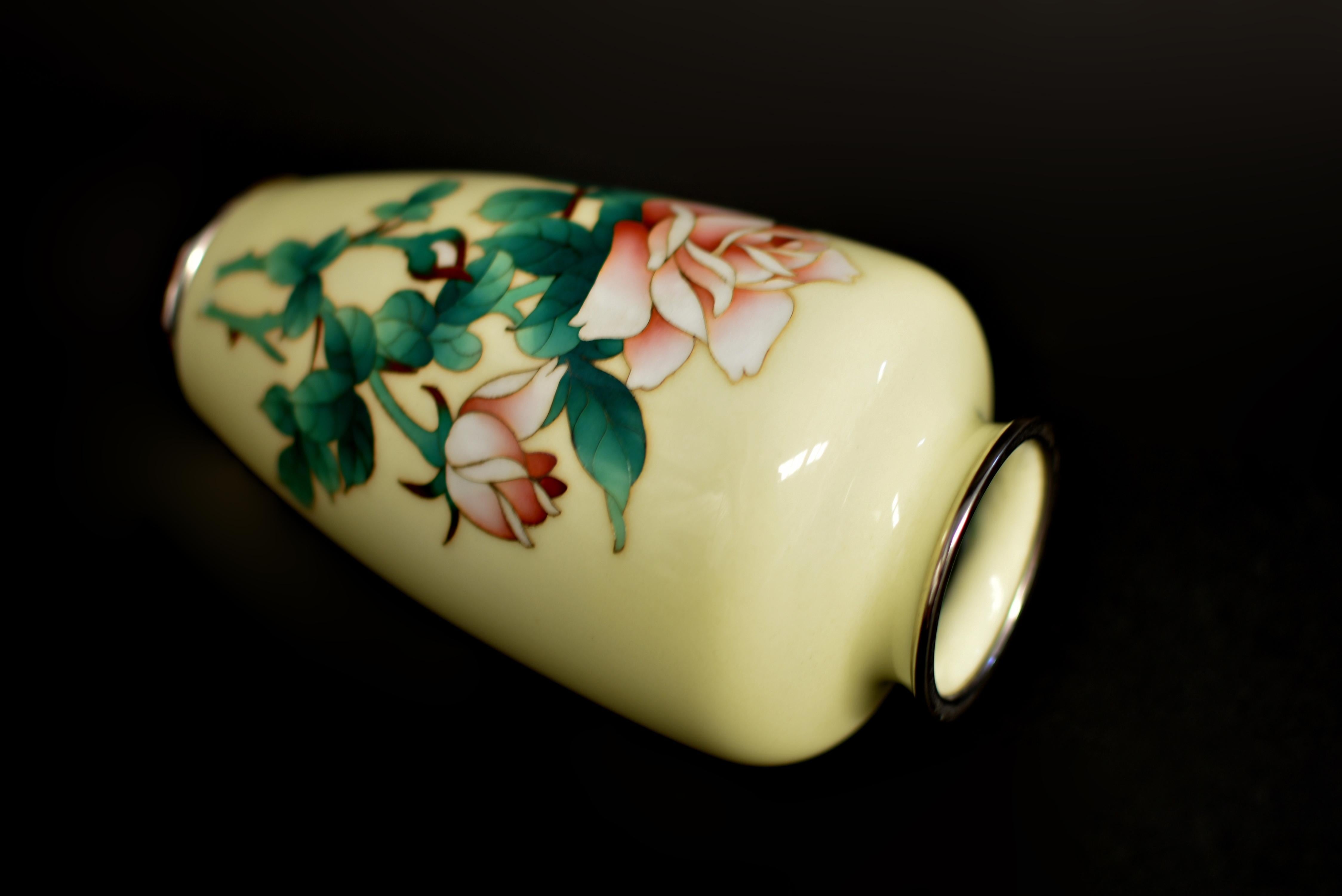 Vase cloisonné japonais signé Ando Jubei jaune crème avec roses 7.5