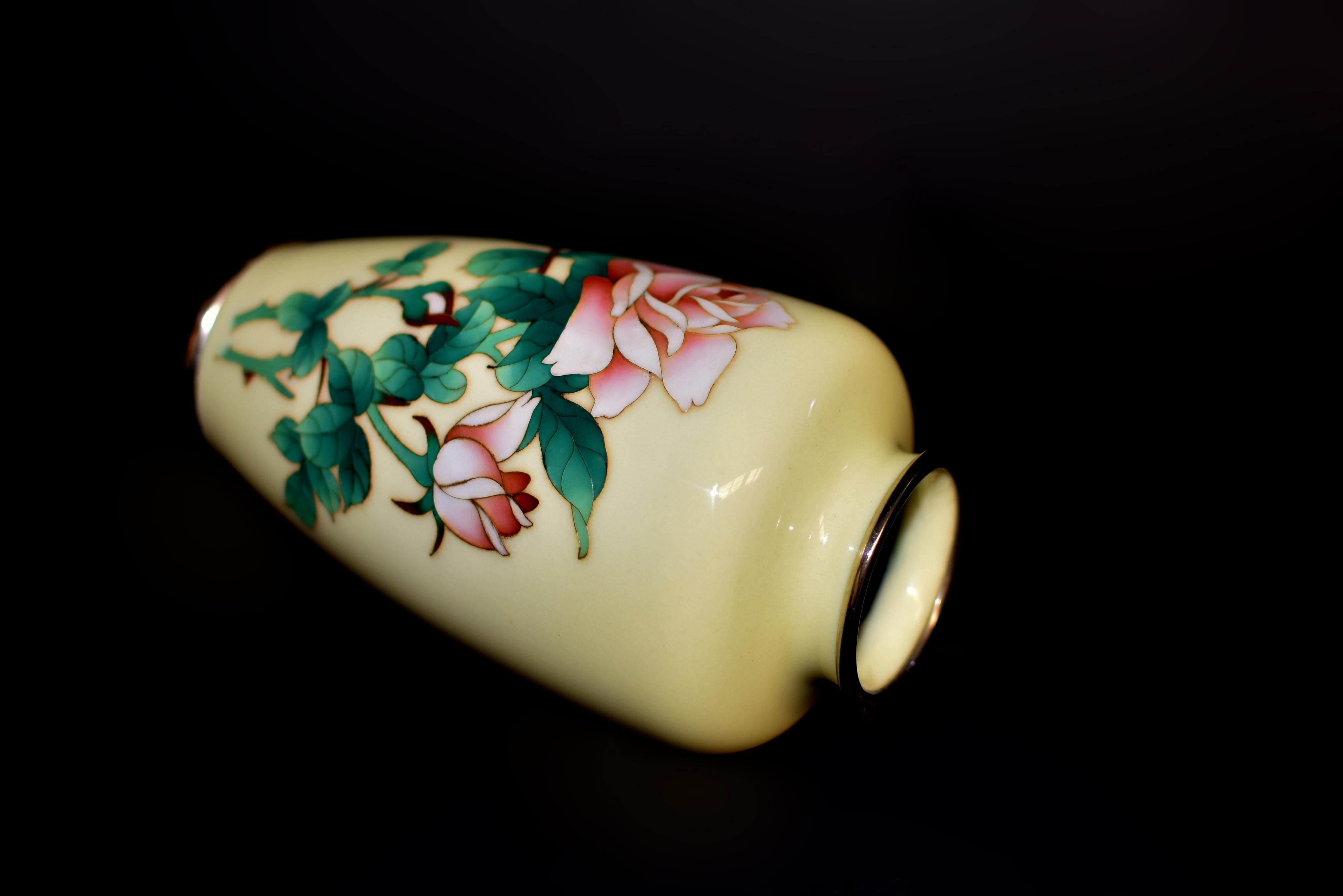 Vase cloisonné japonais signé Ando Jubei jaune crème avec roses 7.5