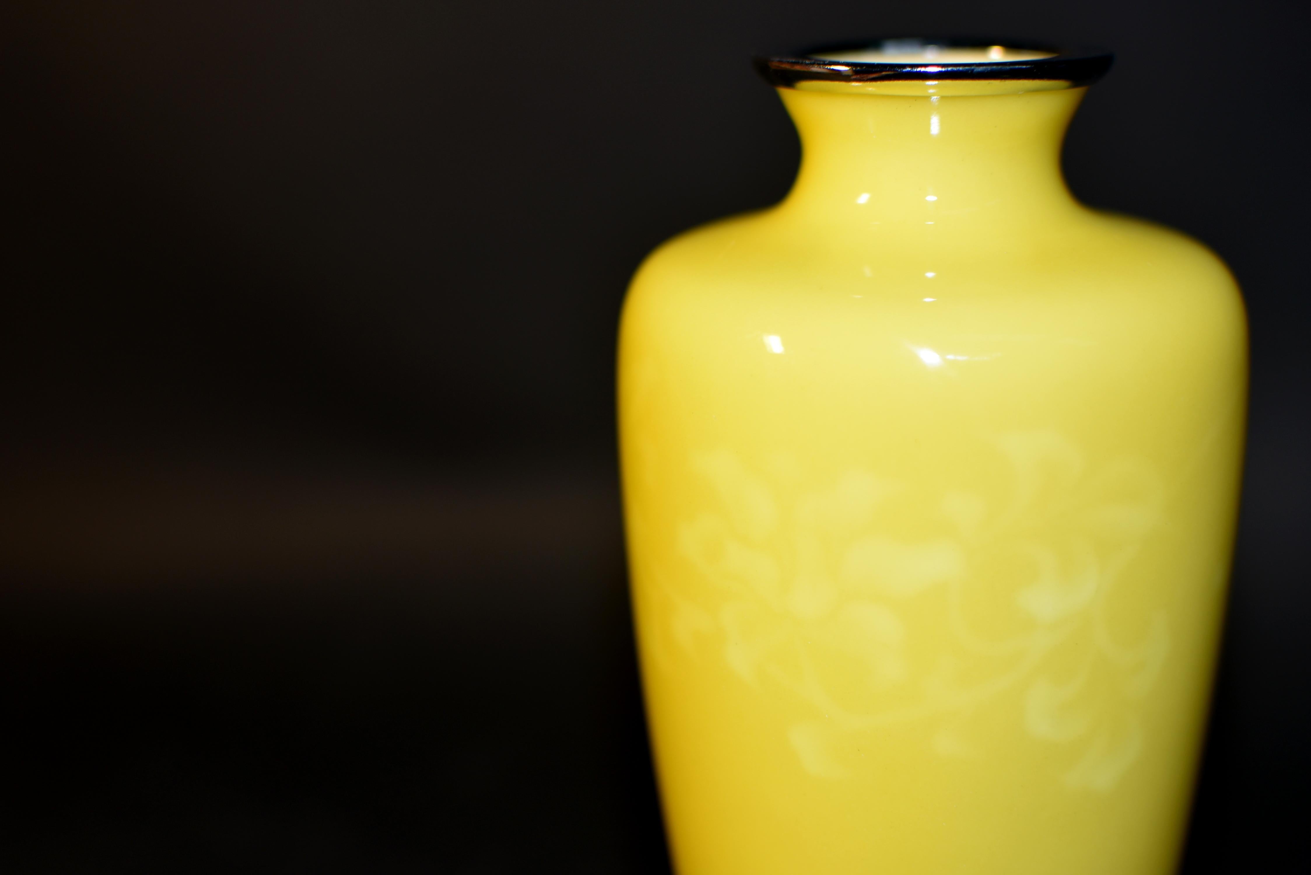 Vase cloisonné japonais jaune signé Ando Jubei en vente 4