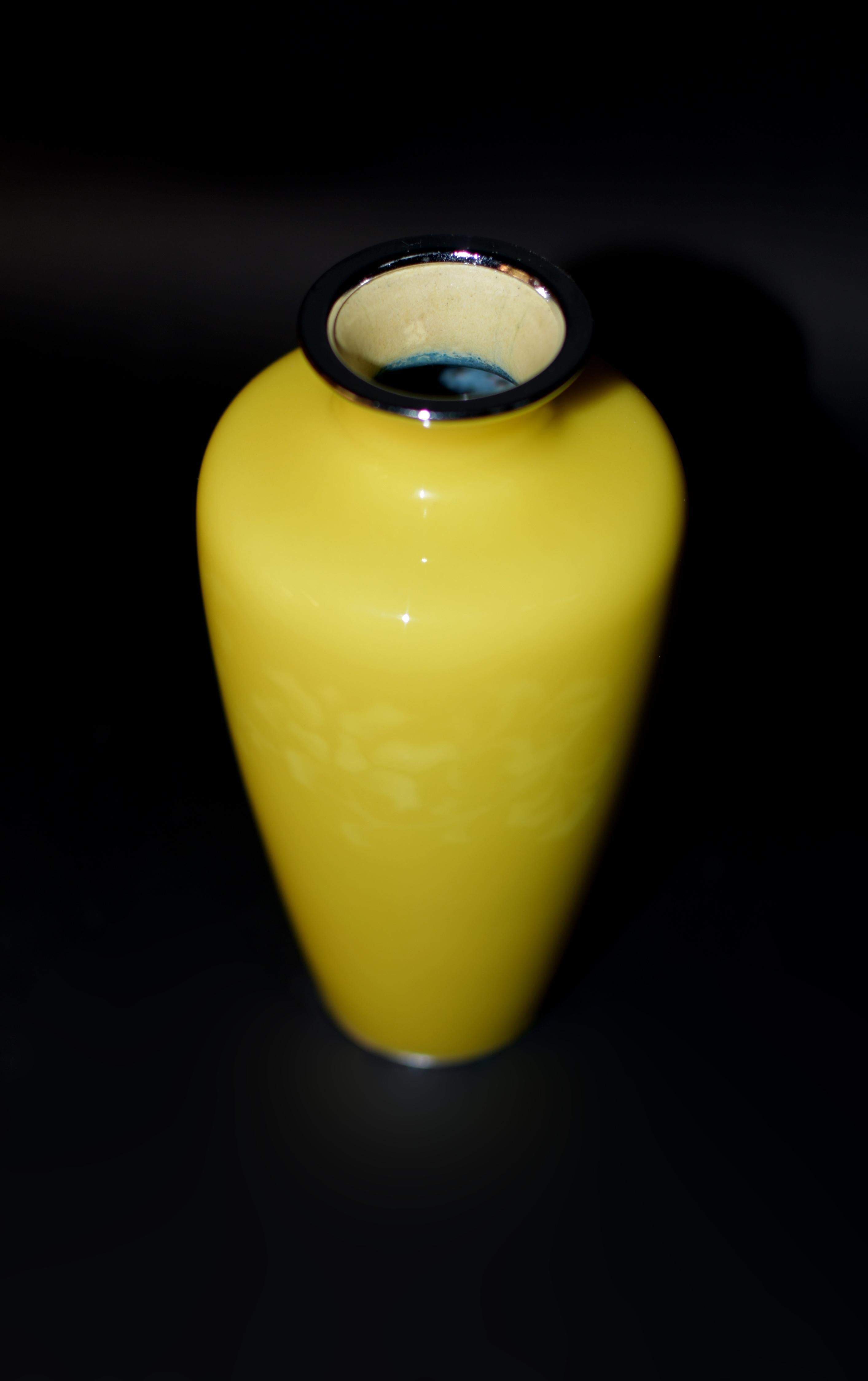 Vase cloisonné japonais jaune signé Ando Jubei en vente 10