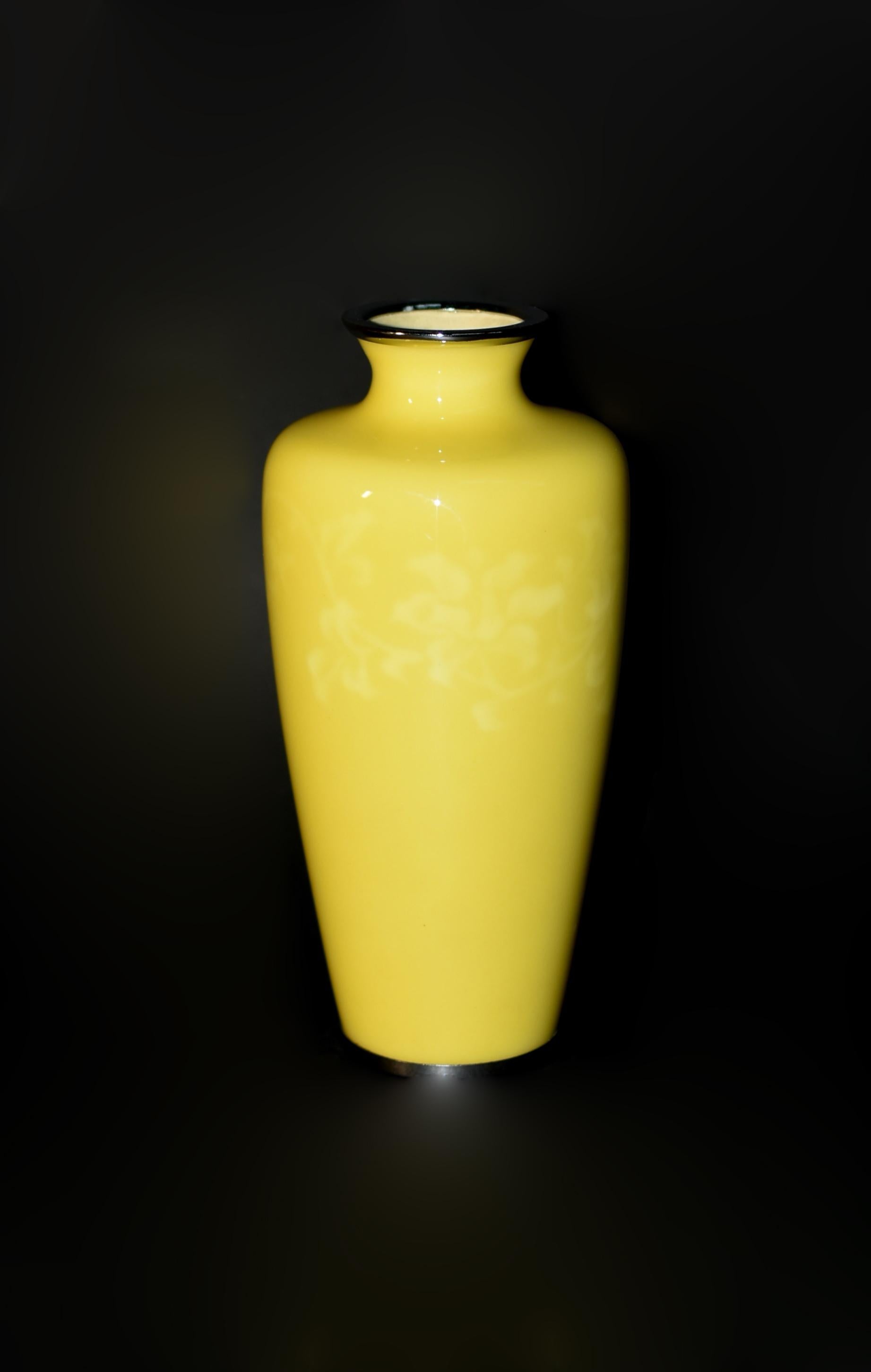 Admirez la beauté remarquable d'un rare vase cloisonné sans fil Ando Jubei. Ce chef-d'œuvre, orné d'un extraordinaire émail jaune canari, représente un motif d'arabesque complexe sous l'émail. En retirant les fils qui auraient autrement retenu