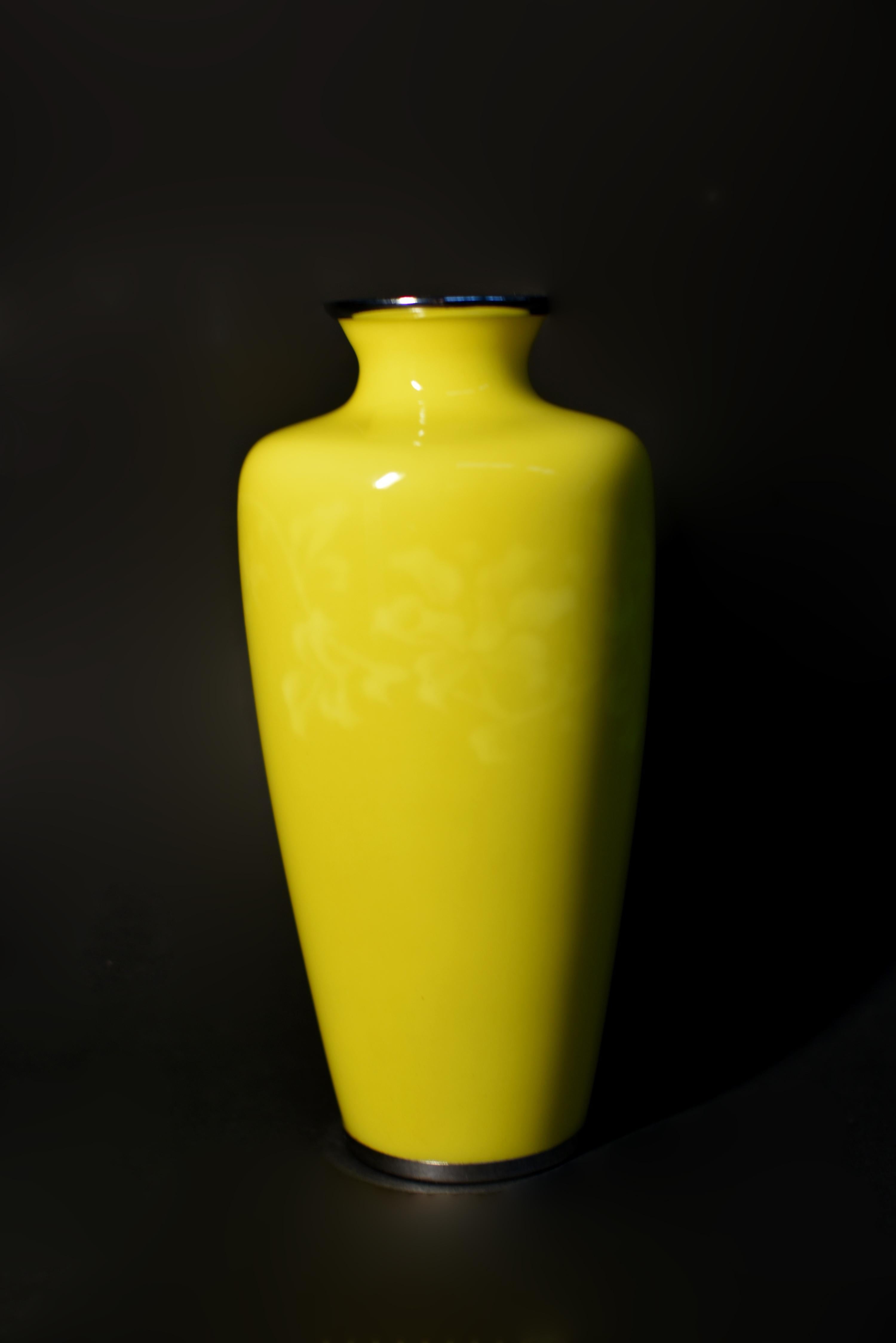 Japonais Vase cloisonné japonais jaune signé Ando Jubei en vente
