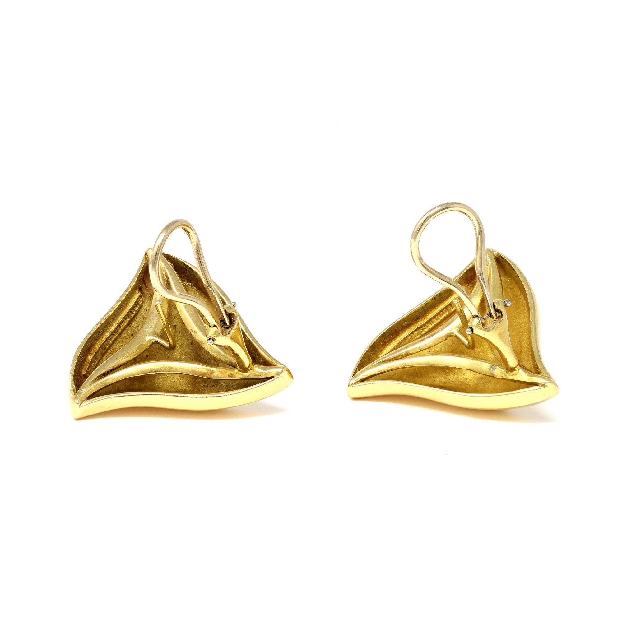 Modern Signed Angela Cummings Pyramidal Clip On Earrings in 18 Karat Yellow Gold For Sale