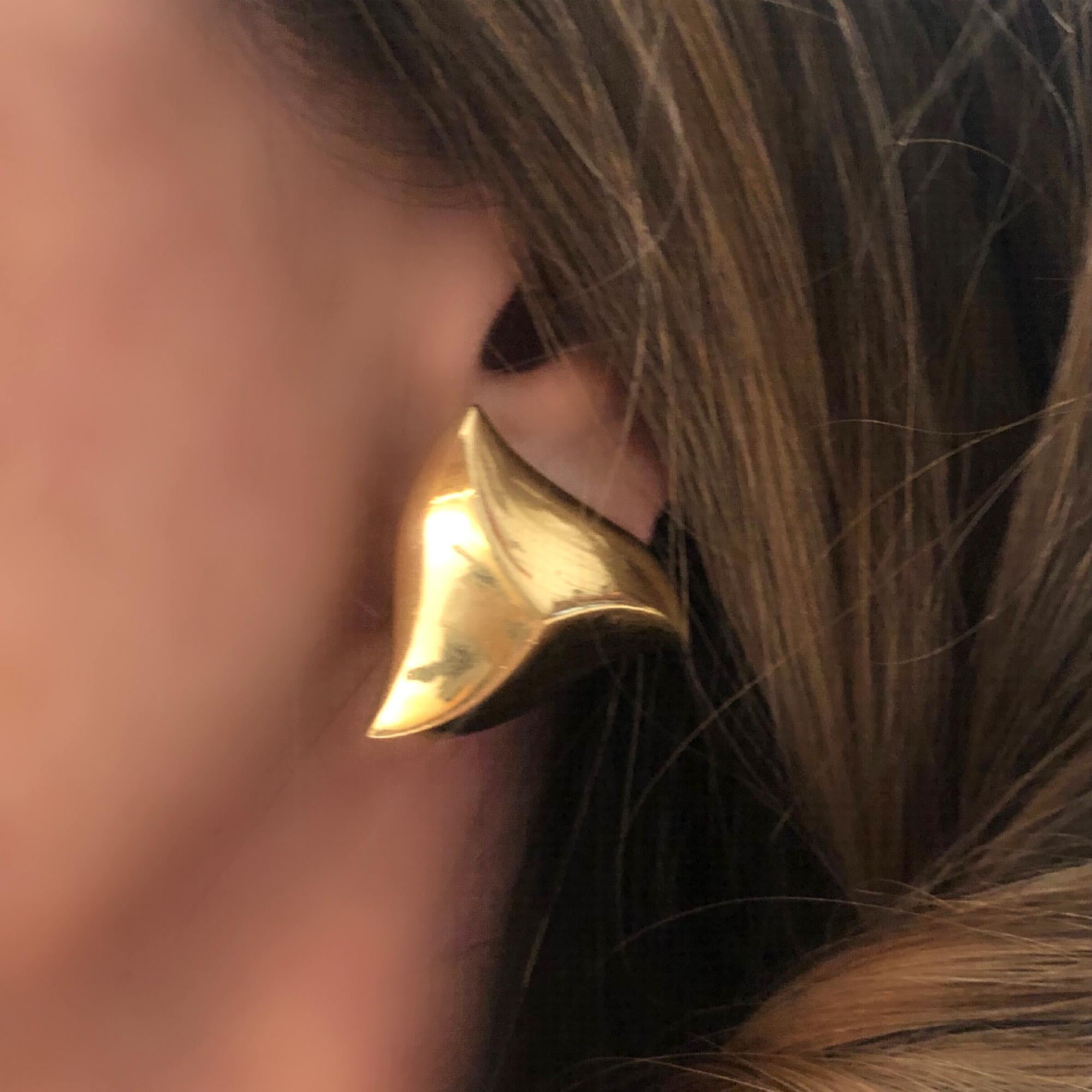 Women's Signed Angela Cummings Pyramidal Clip On Earrings in 18 Karat Yellow Gold For Sale