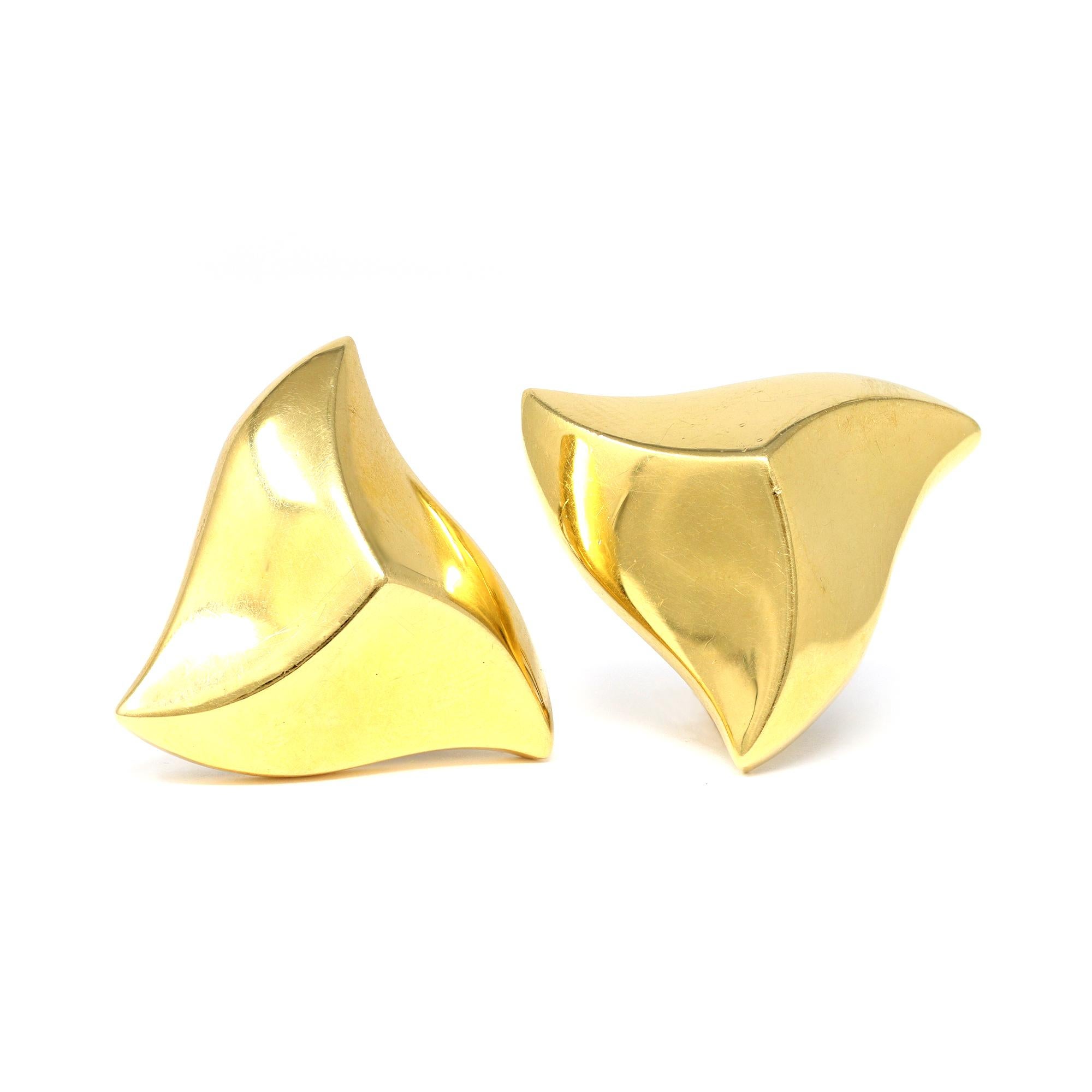 Signed Angela Cummings Pyramidal Clip On Earrings in 18 Karat Yellow Gold For Sale 1