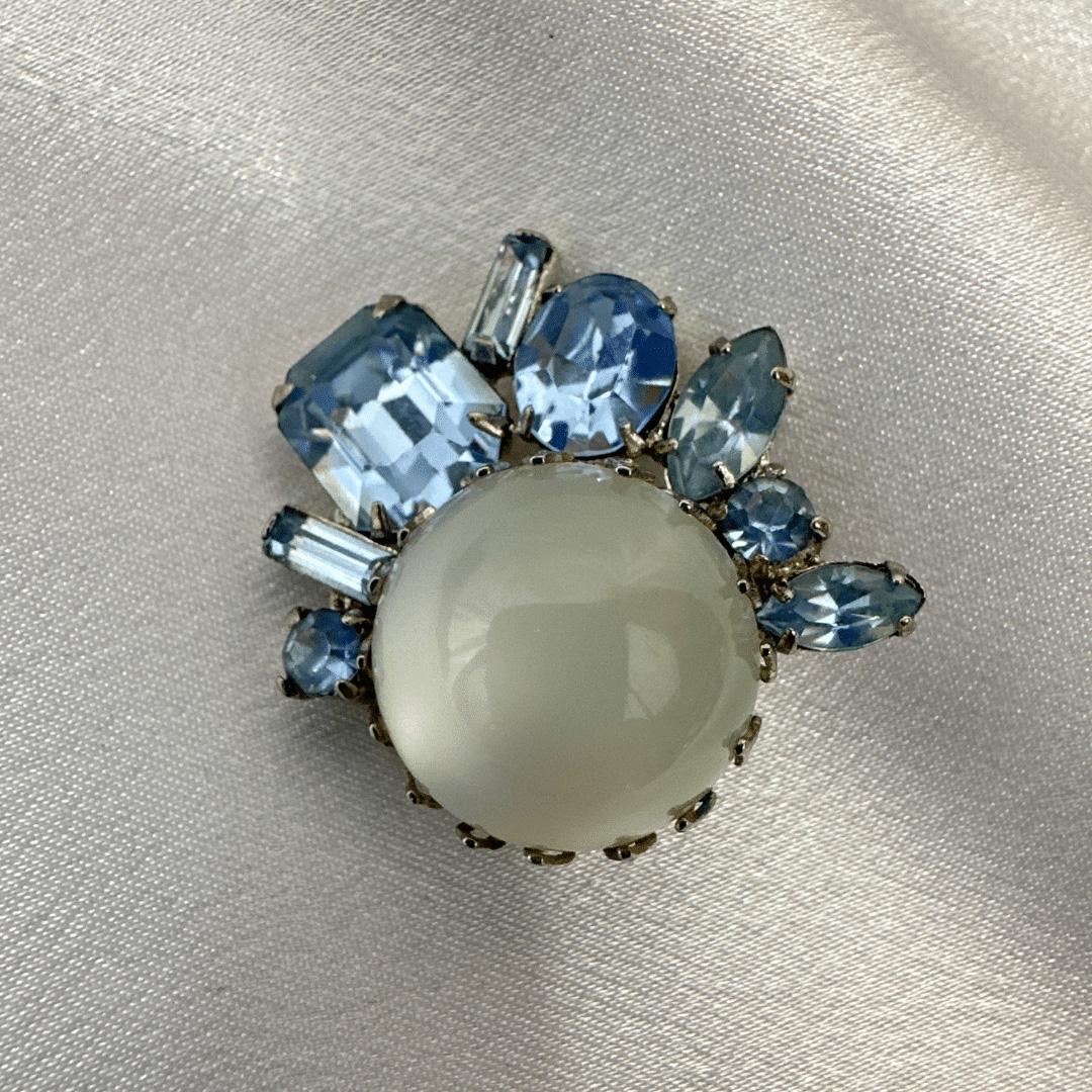 Signed Ann Vien Vintage White and Light Blue Rhinestone Clip on Earrings For Sale 2