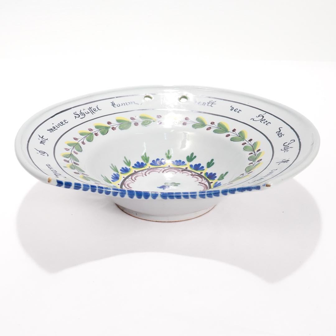 XVIIIe siècle et antérieur Bol à rasage en poterie de Fayence signée, ancienne poterie allemande du 18e siècle à glaçure étain en vente