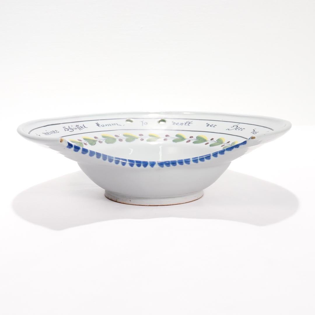 Bol à rasage en poterie de Fayence signée, ancienne poterie allemande du 18e siècle à glaçure étain en vente 1