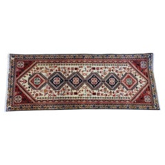 Tapis de couloir tribal persan ancien Abadeh signé