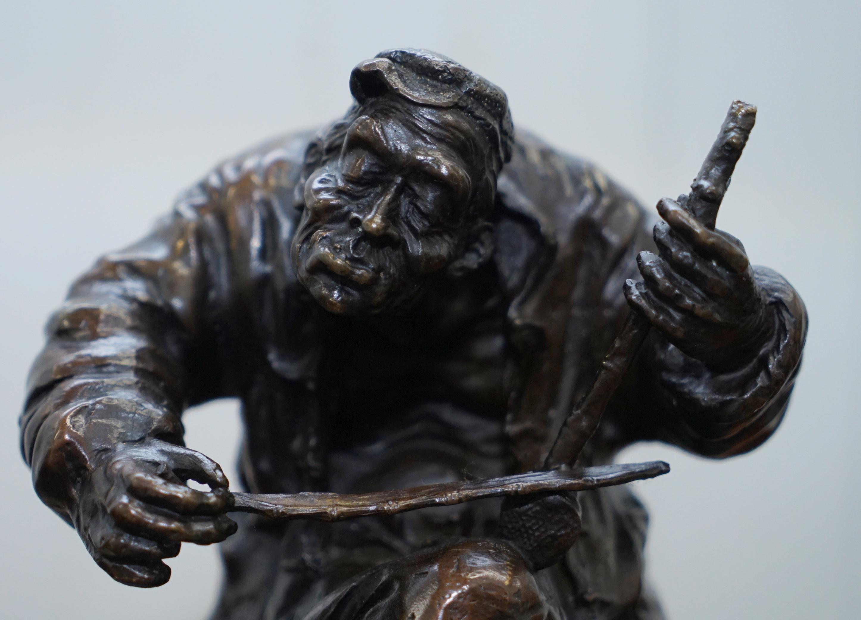 Bronzo Statua in bronzo antico firmata di due uomini su una solida base in pietra ollare verde in vendita