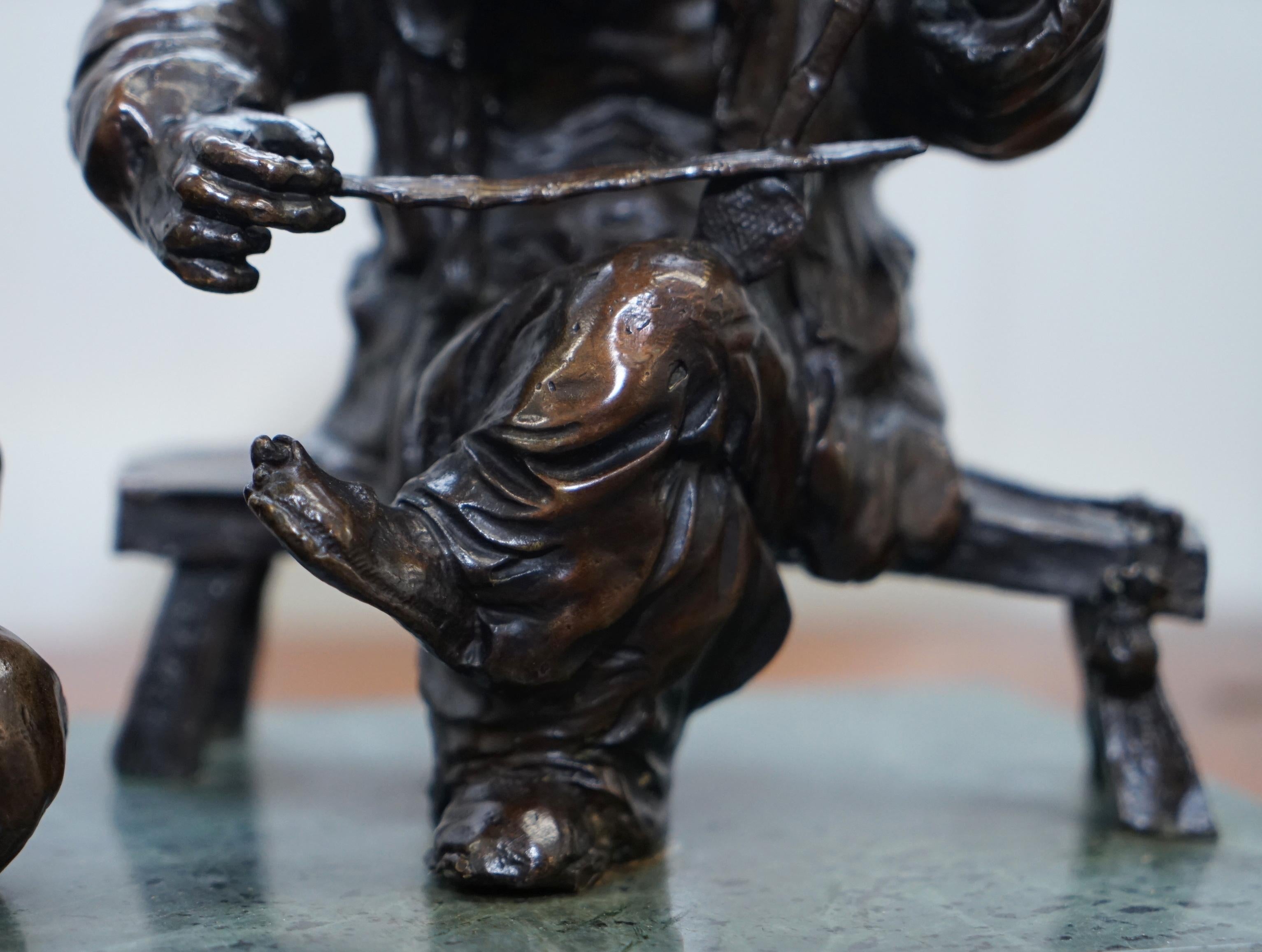 Statua in bronzo antico firmata di due uomini su una solida base in pietra ollare verde in vendita 1