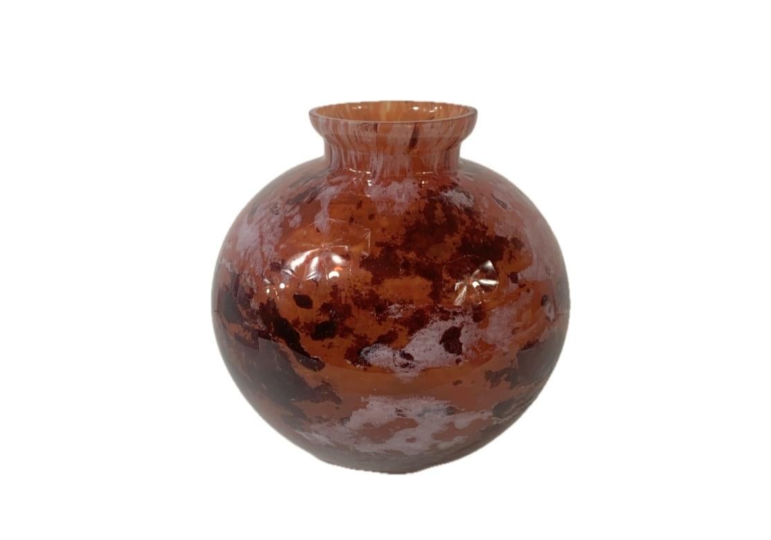 Antiguo jarrón francés Art Decó de vidrio artístico Verriere D'Art Lorraine para Daum, hacia 1925.
El jarrón tiene forma de globo con un cuello acampanado corto, decoración moteada con fondo rojo y zonas de color negro y crema, el jarrón tiene una