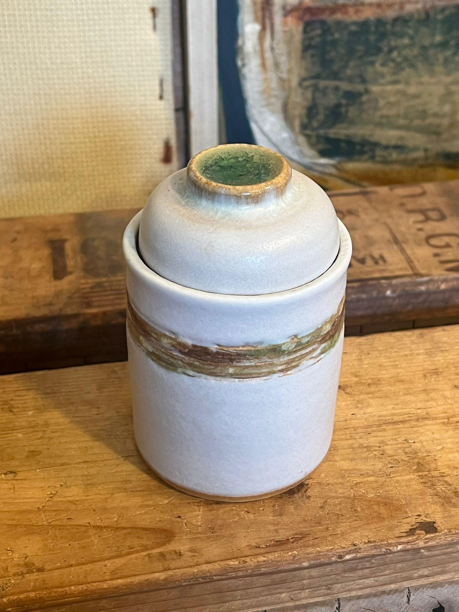 Ce Studio est une création signée d'un atelier de poterie antique. Peut être utilisé comme sucrier, autre petit rangement ou simplement comme Décor. Cette pièce a une belle patine et du caractère. Condition Vintage comme illustré. L'annonce ne