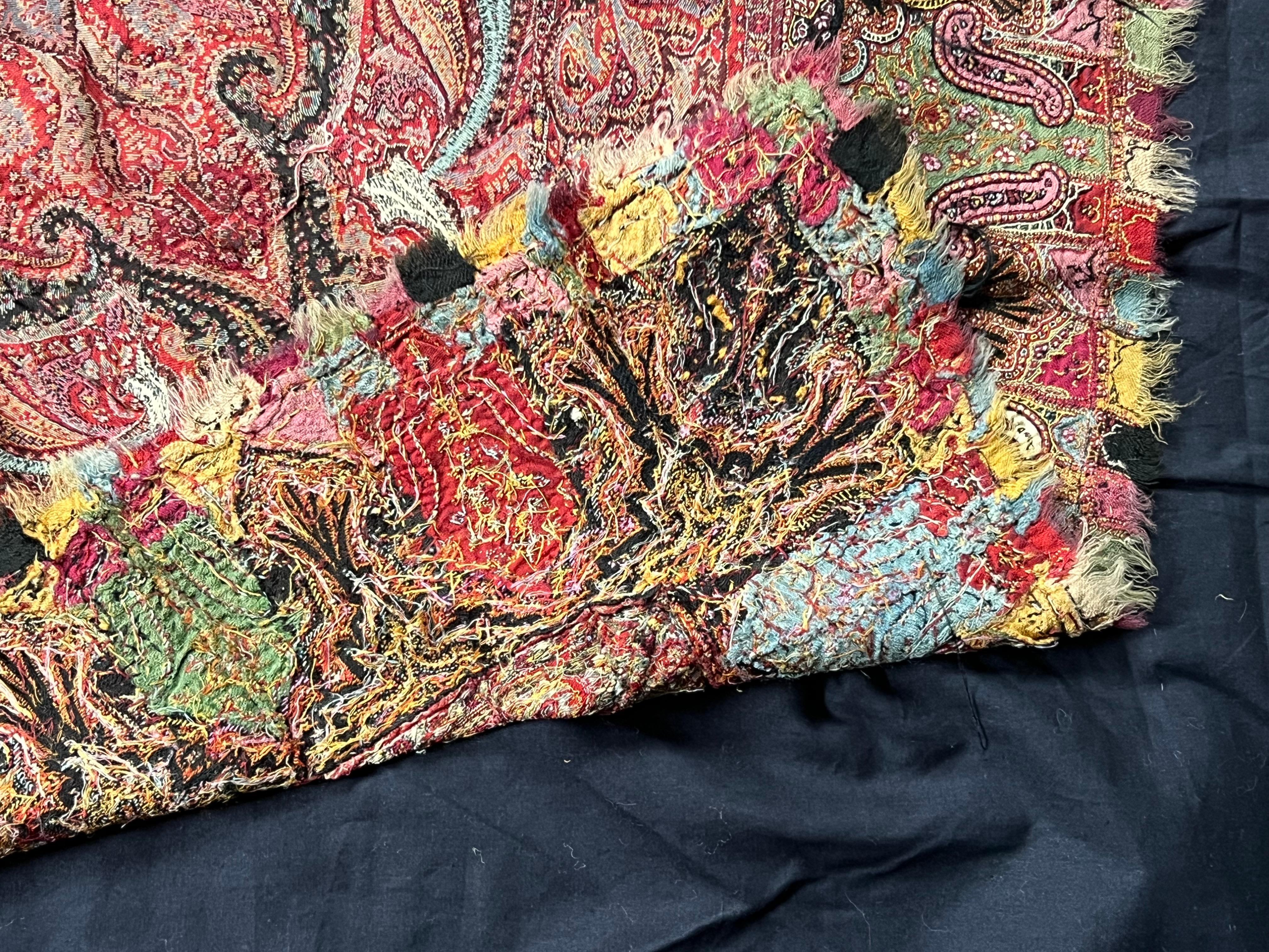 Châle carré Kashmiri Kani ancien signé avec médaillon central  A.I.C. C. 1850 en vente 2
