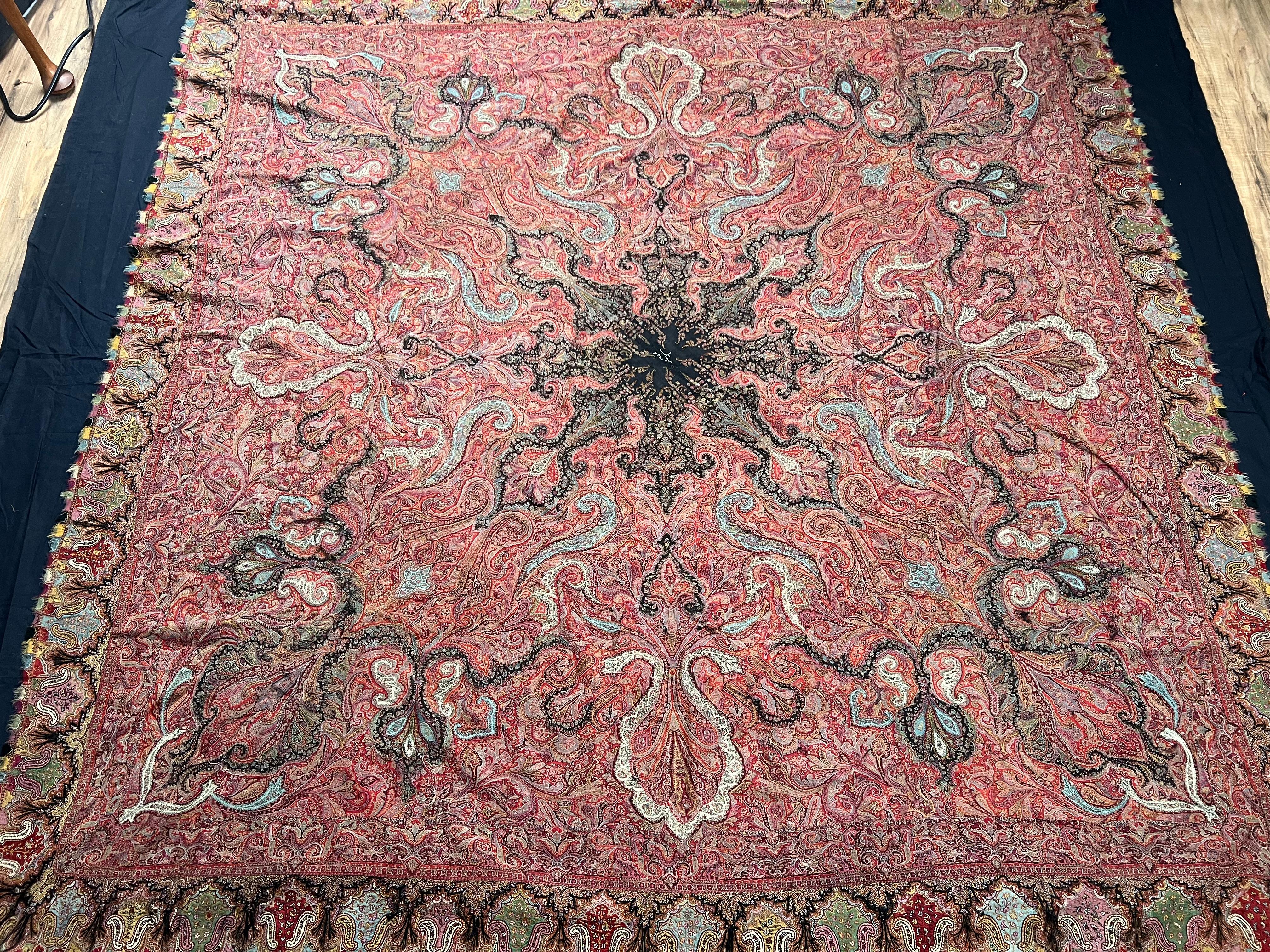 Châle carré Kashmiri Kani ancien signé avec médaillon central  A.I.C. C. 1850 en vente 3