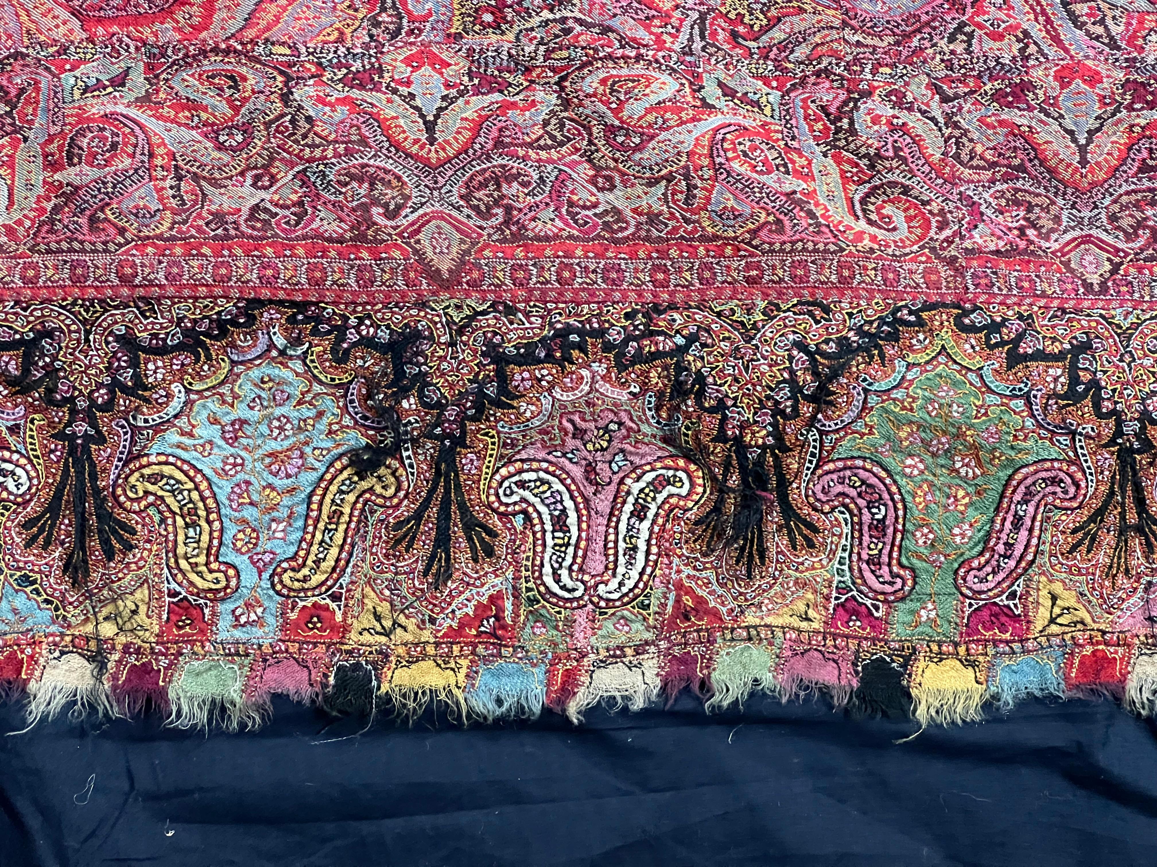 Châle carré Kashmiri Kani ancien signé avec médaillon central  A.I.C. C. 1850 en vente 4