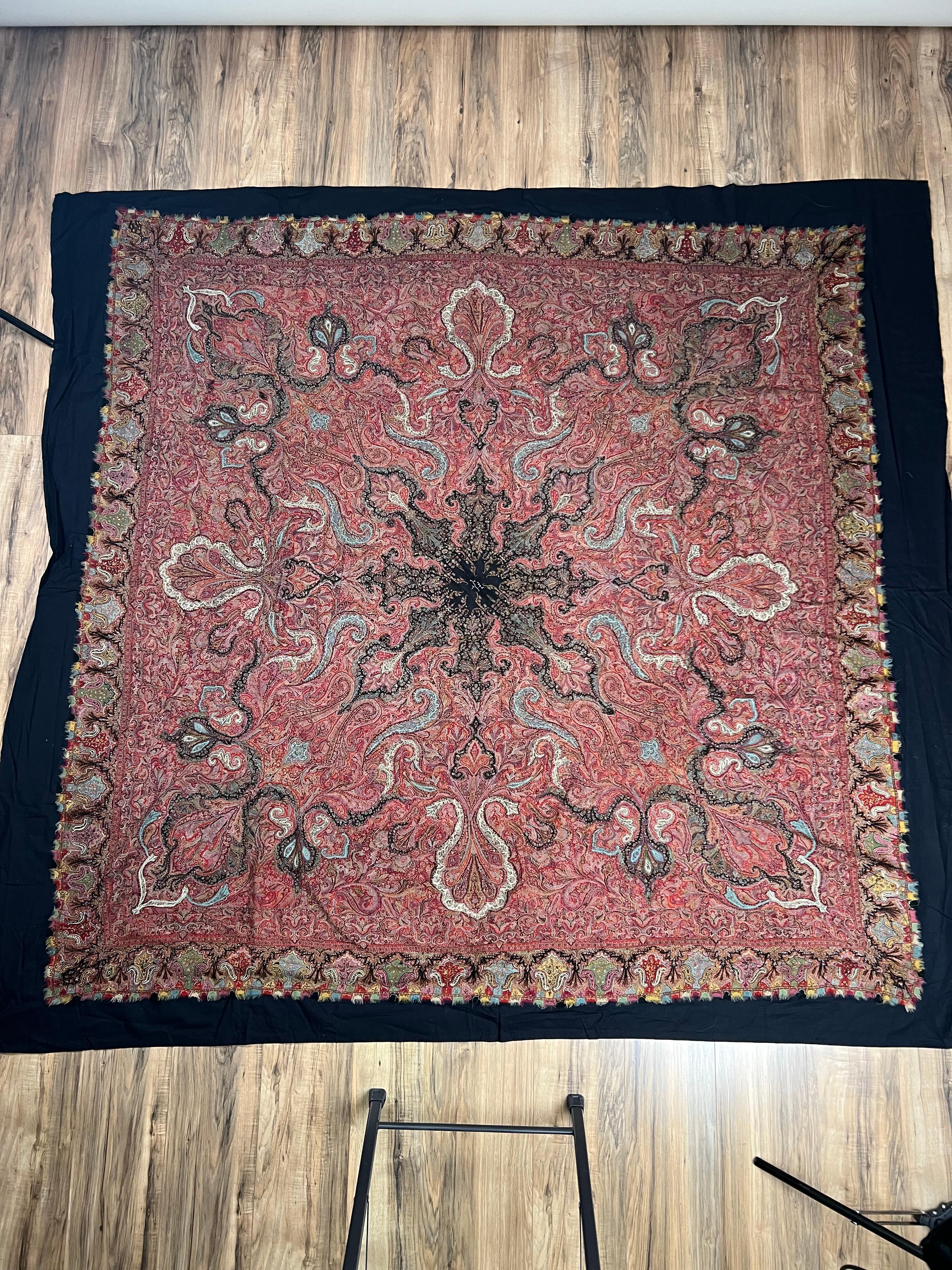 Anglo-indien Châle carré Kashmiri Kani ancien signé avec médaillon central  A.I.C. C. 1850 en vente