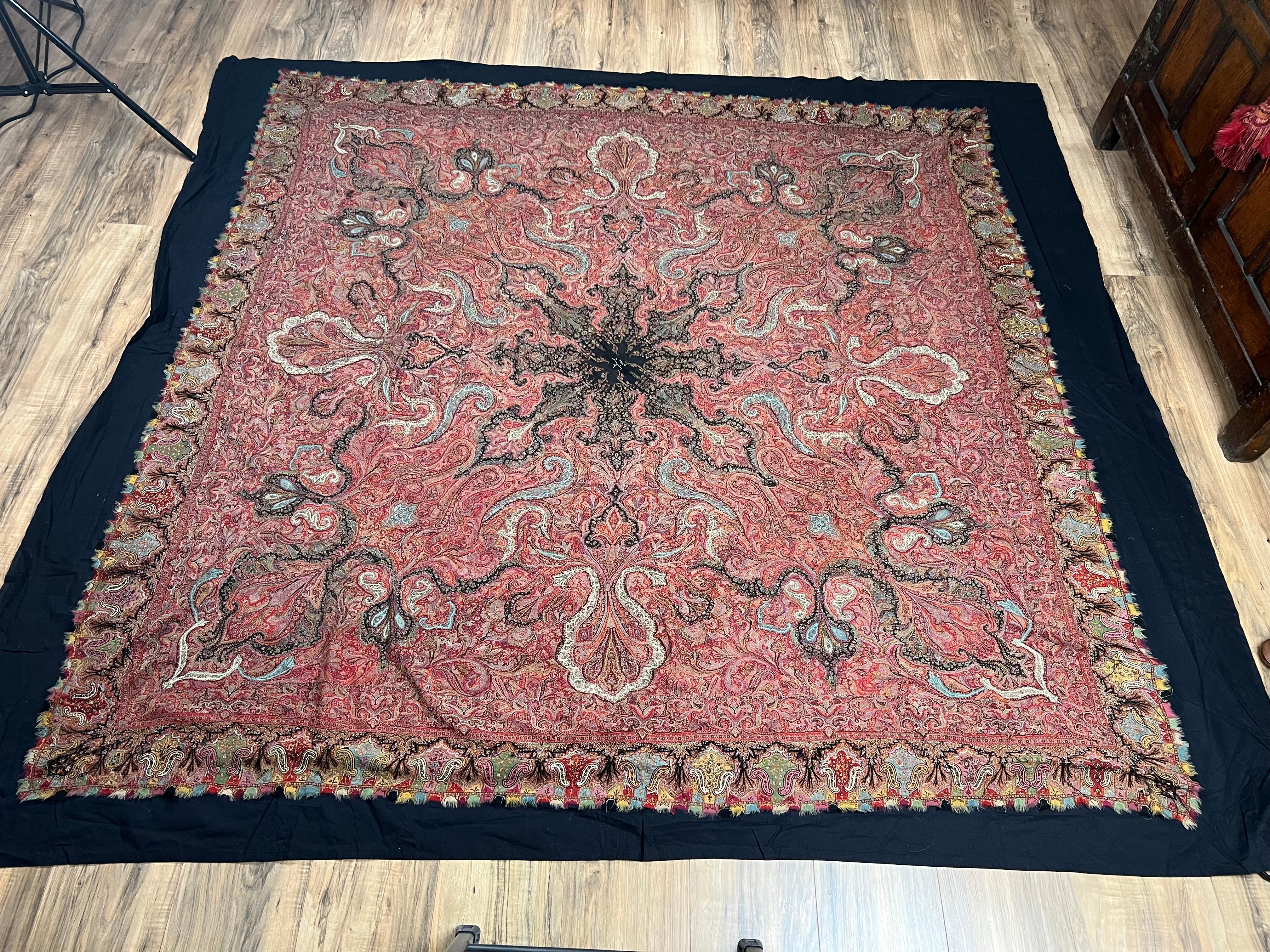 Indien Châle carré Kashmiri Kani ancien signé avec médaillon central  A.I.C. C. 1850 en vente