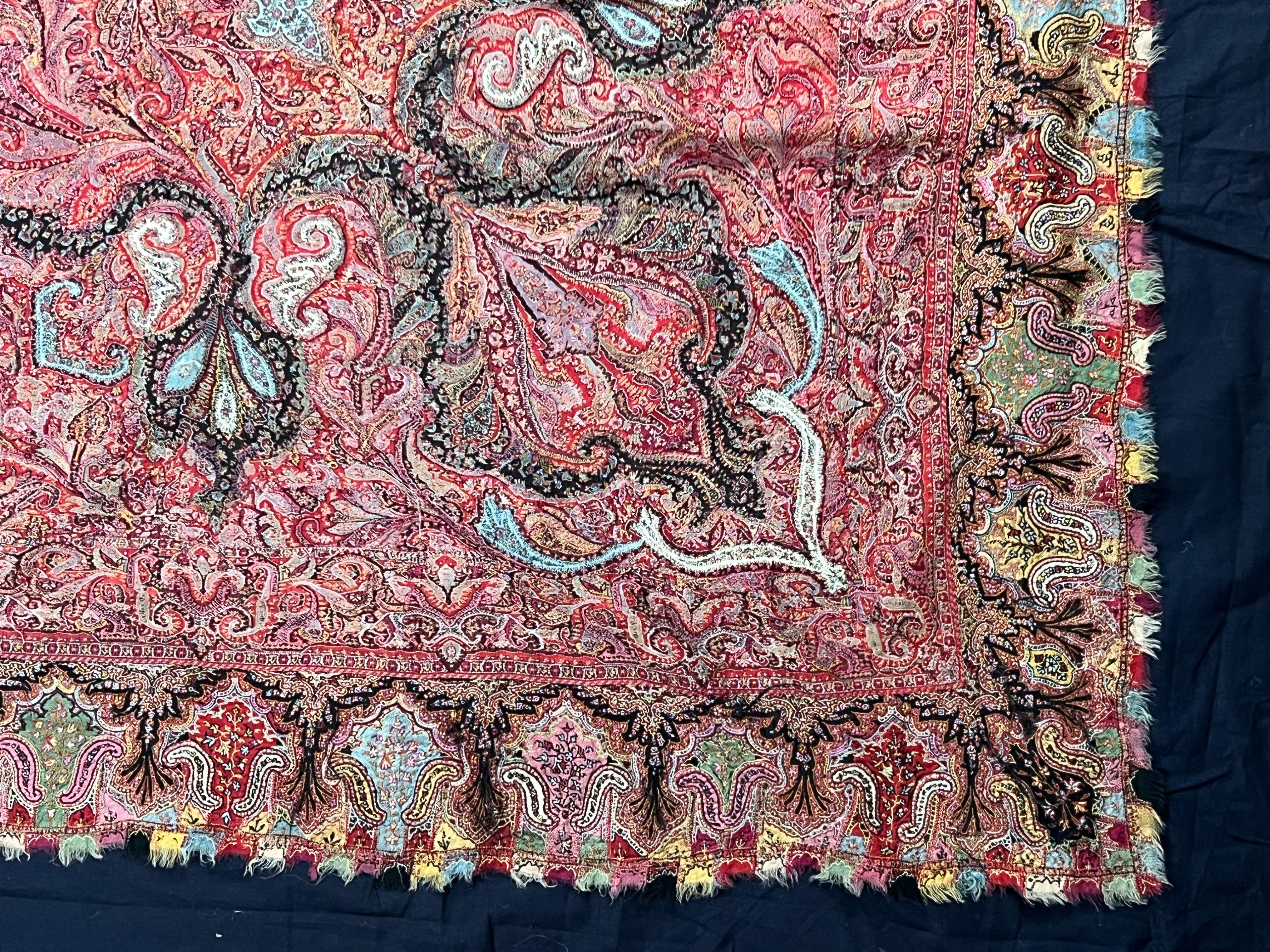 Tissé à la main Châle carré Kashmiri Kani ancien signé avec médaillon central  A.I.C. C. 1850 en vente