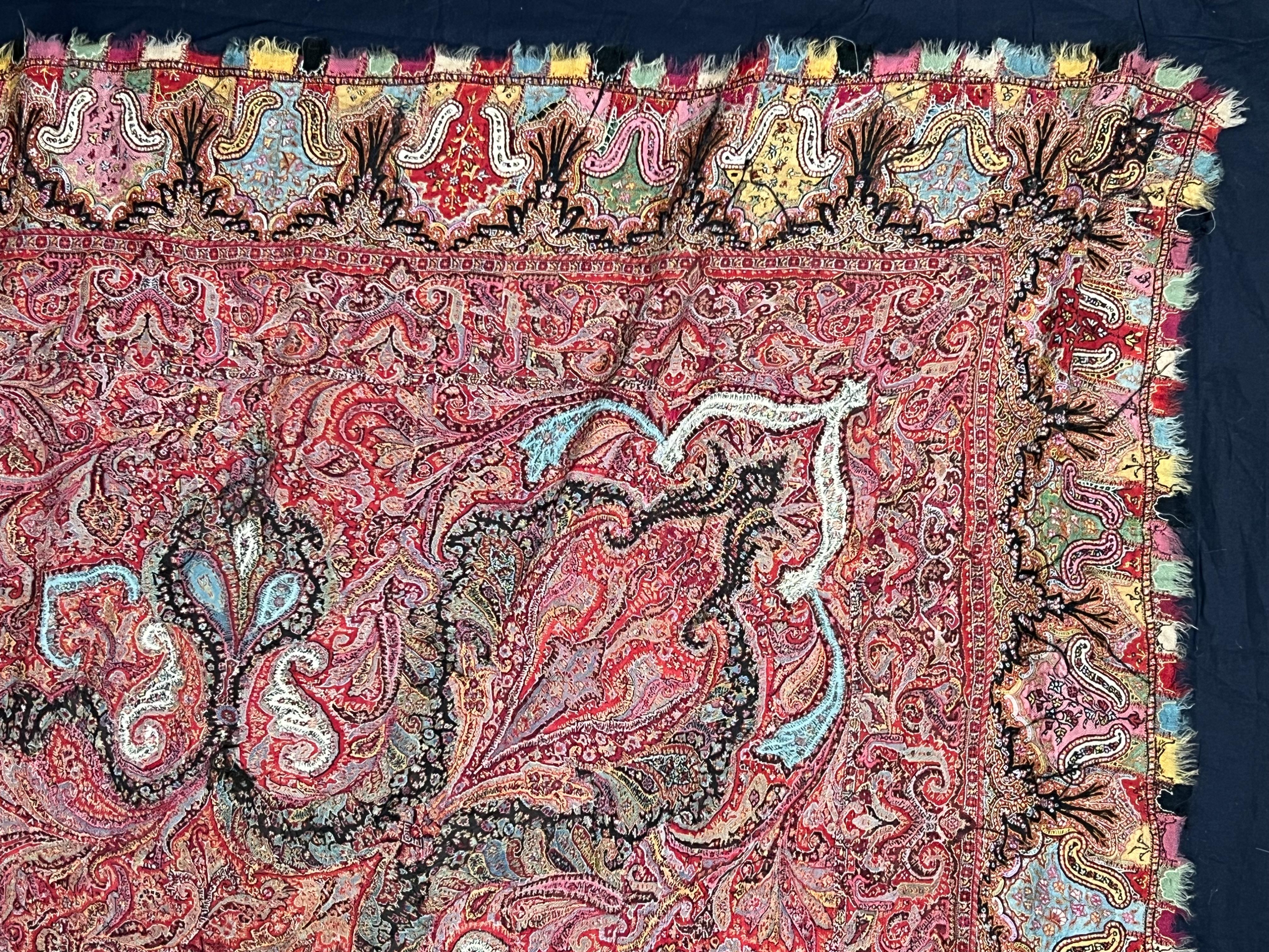 Châle carré Kashmiri Kani ancien signé avec médaillon central  A.I.C. C. 1850 Bon état - En vente à Westfield, MA