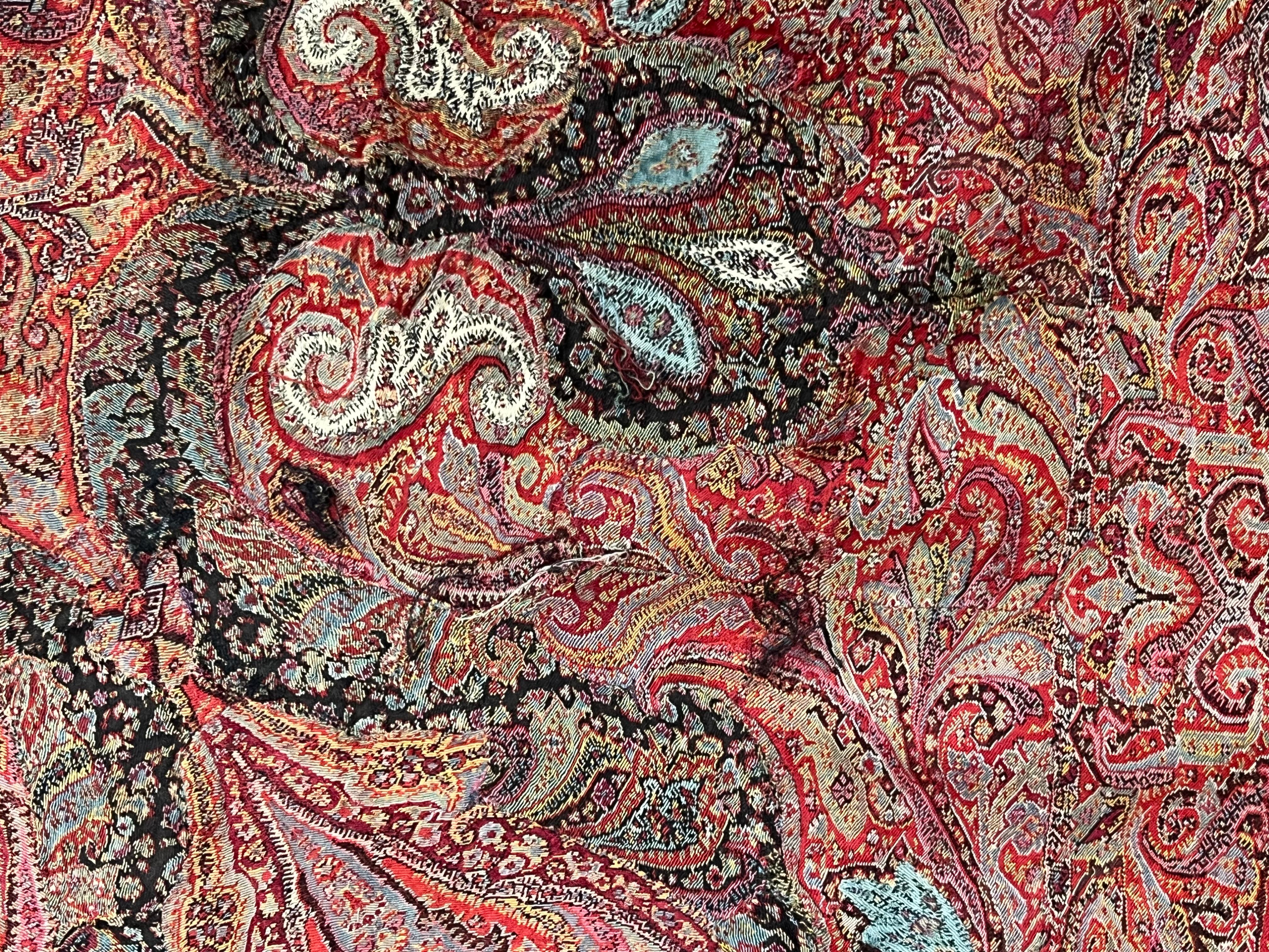 Laine Châle carré Kashmiri Kani ancien signé avec médaillon central  A.I.C. C. 1850 en vente
