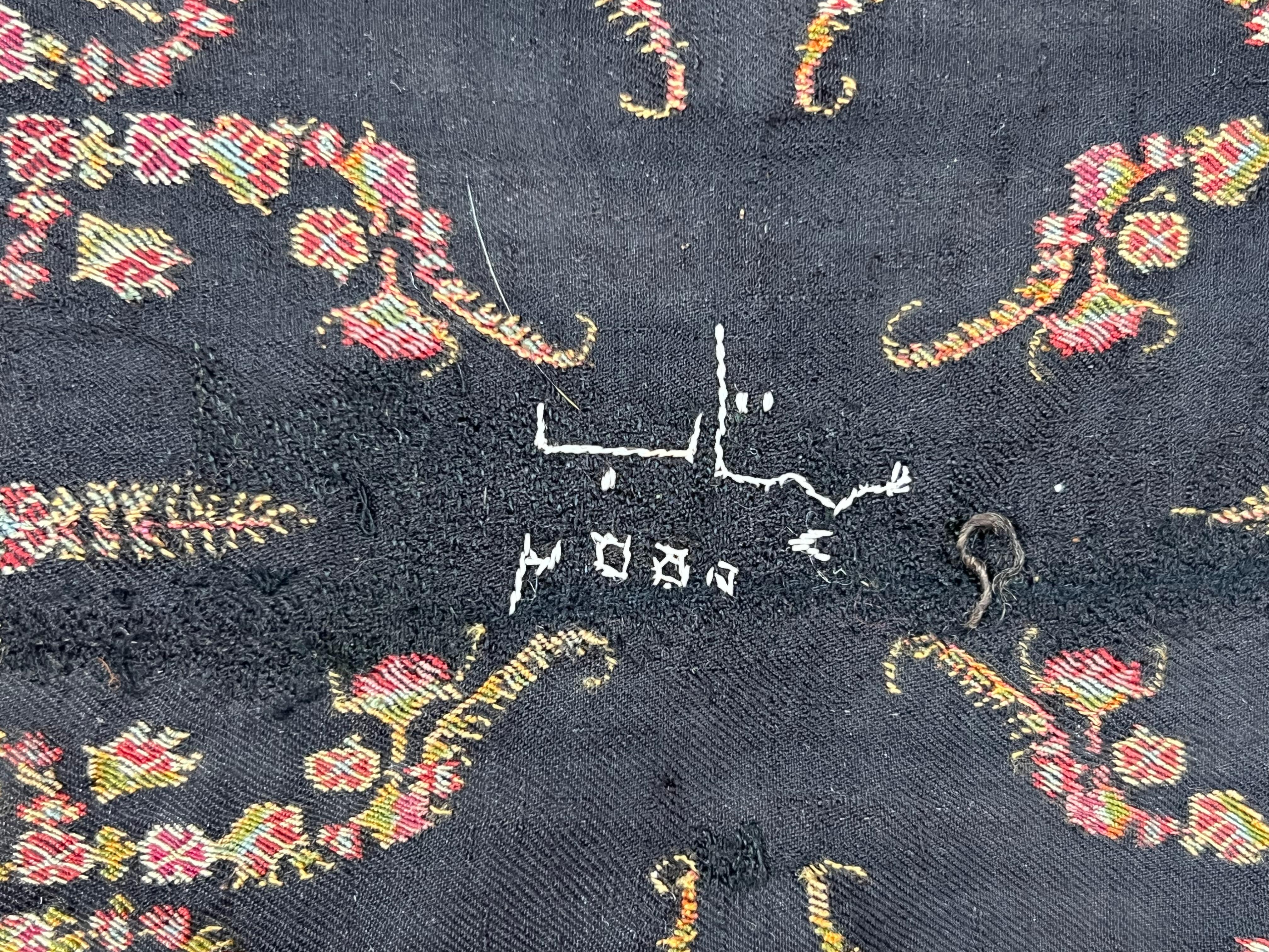 Châle carré Kashmiri Kani ancien signé avec médaillon central  A.I.C. C. 1850 en vente 1