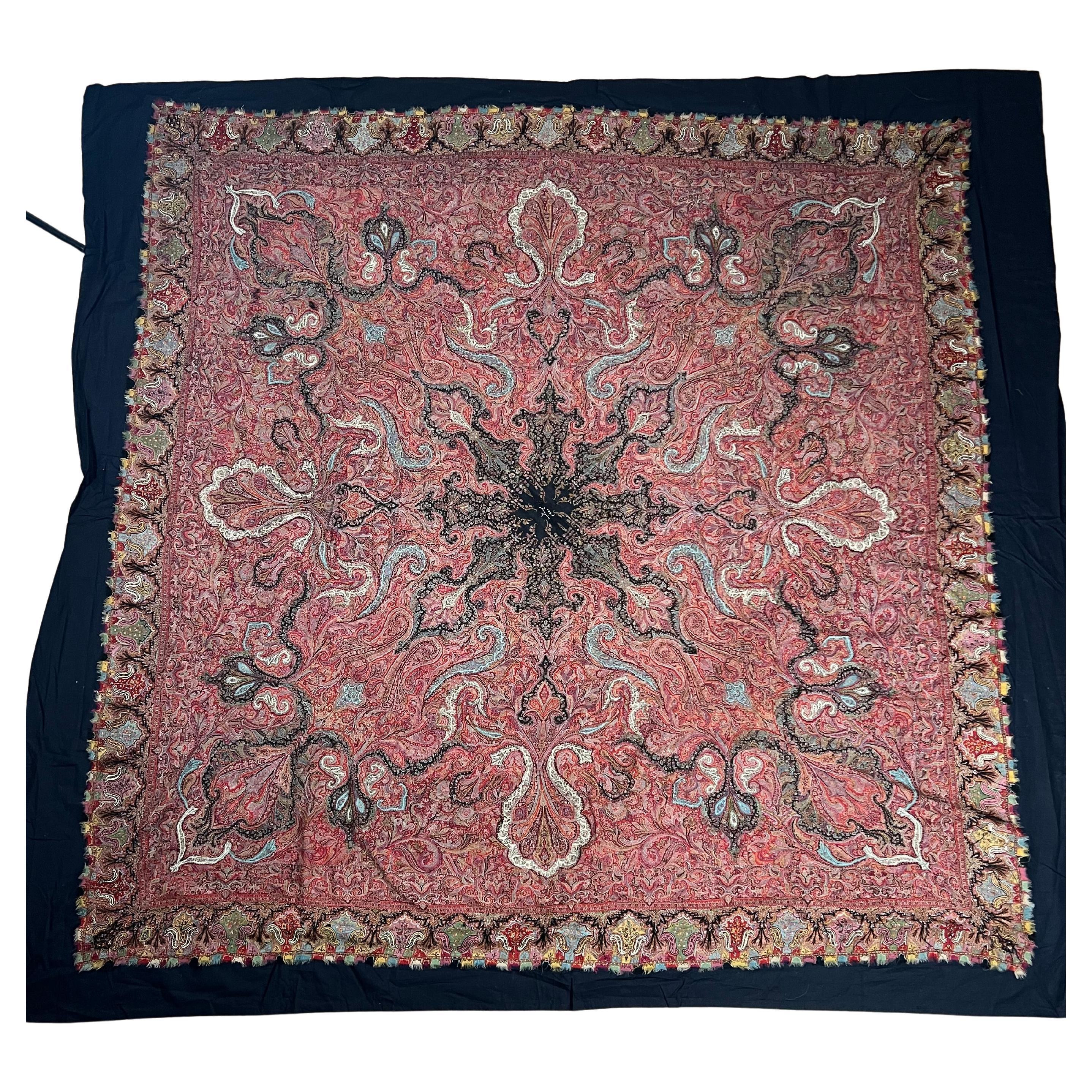 Scialle quadrato Kashmiri Kani antico firmato con medaglione centrale  India, 1850 ca.