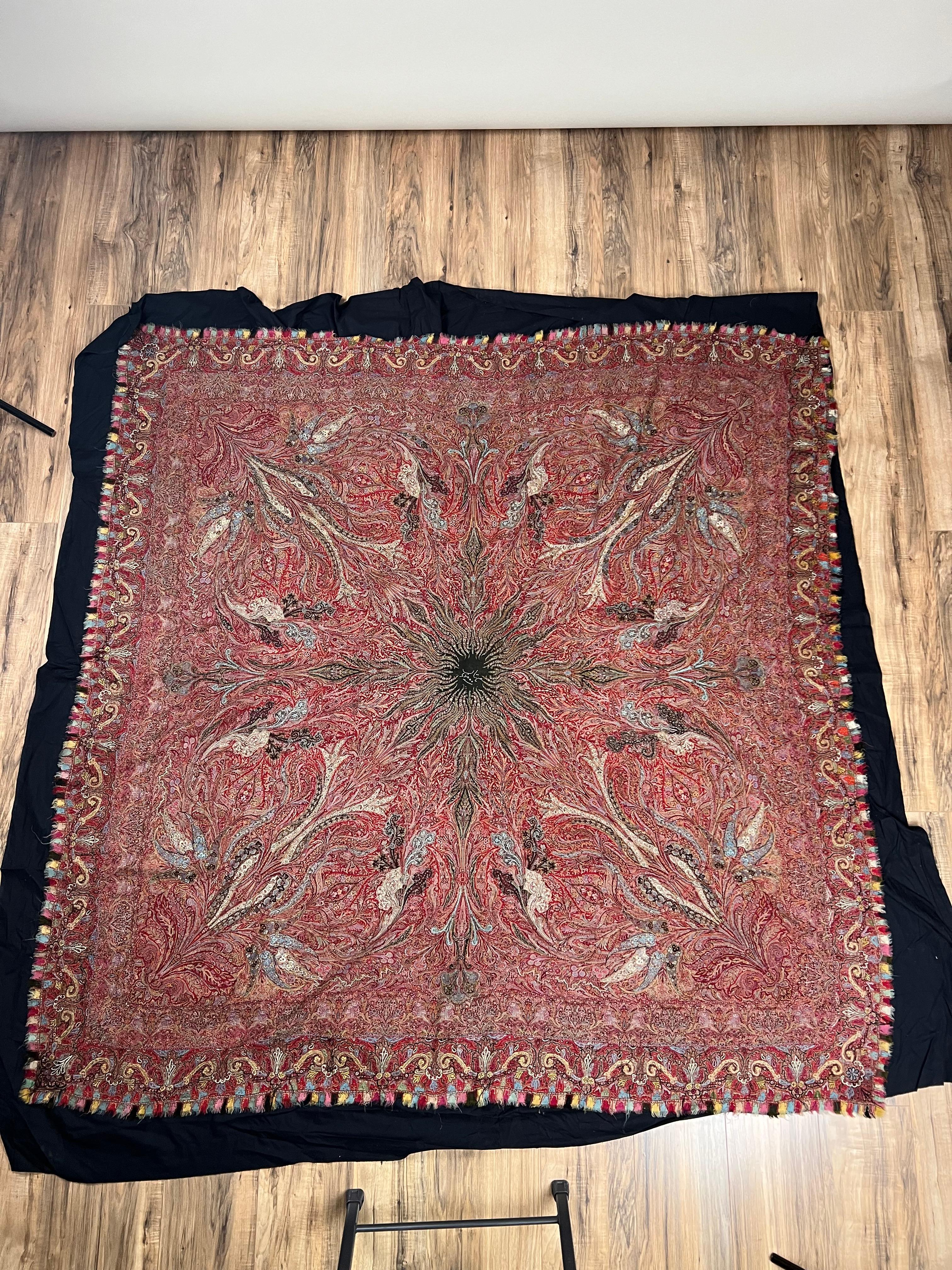 Indien Châle Kani Cachemire ancien signé  Médaillon rayonnant vers 1870 en vente